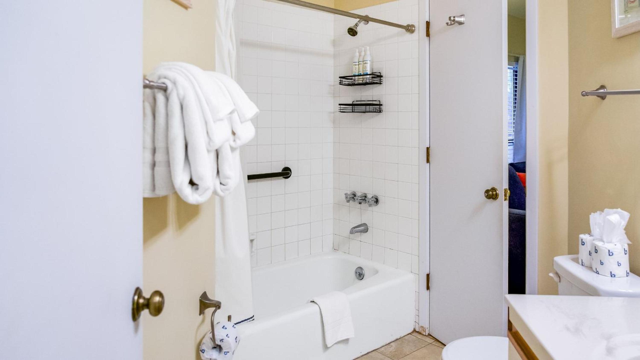 Newly Renovated Beachfront Condo Pool Balcony 108 Summerhouse by AvantStay