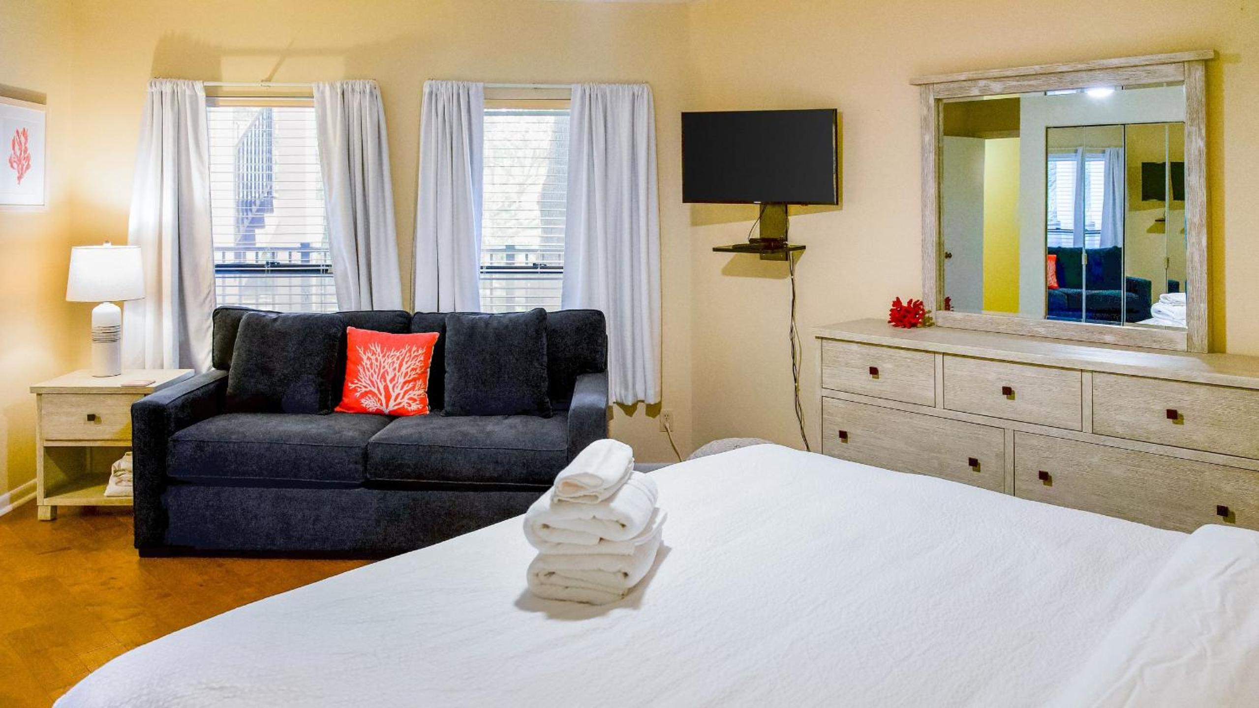 Newly Renovated Beachfront Condo Pool Balcony 108 Summerhouse by AvantStay