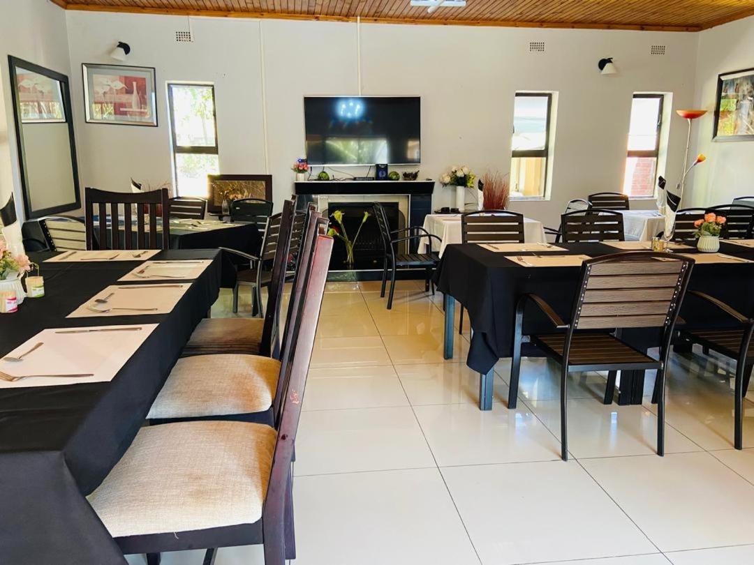Palm Leaf – Hazeldene Kwekwe with pool - 2333