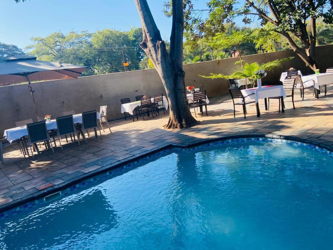 Palm Leaf – Hazeldene Kwekwe with pool - 2333