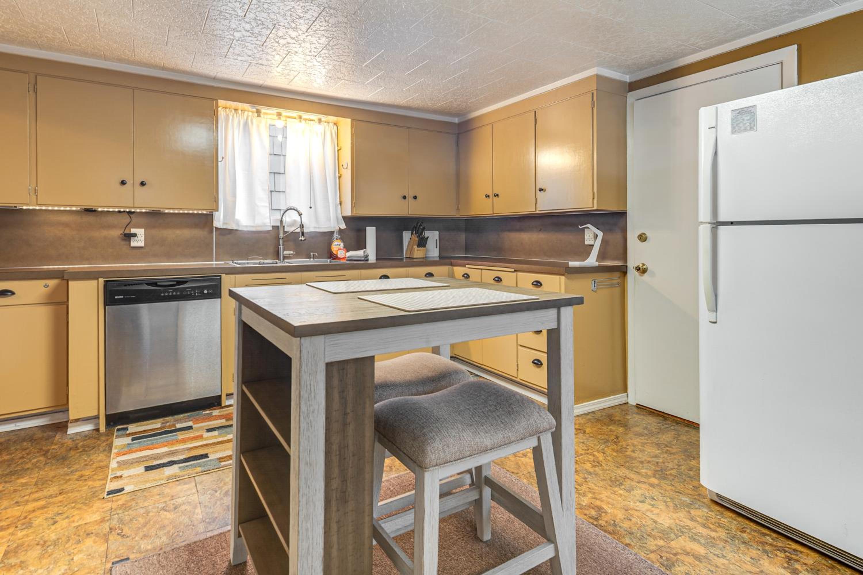 Walkable Home in Hoquiam! Olympic Peninsula Base