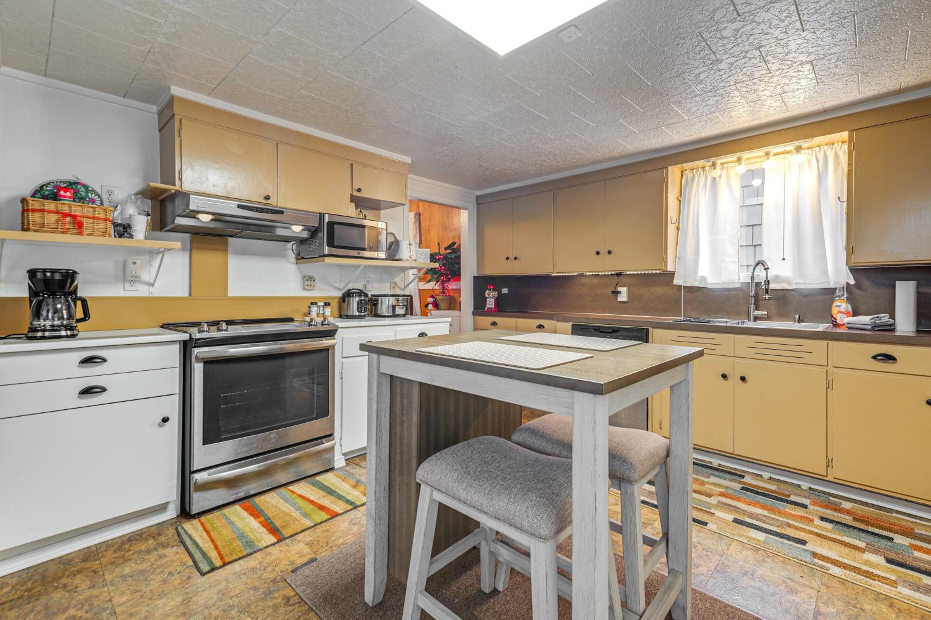Walkable Home in Hoquiam! Olympic Peninsula Base
