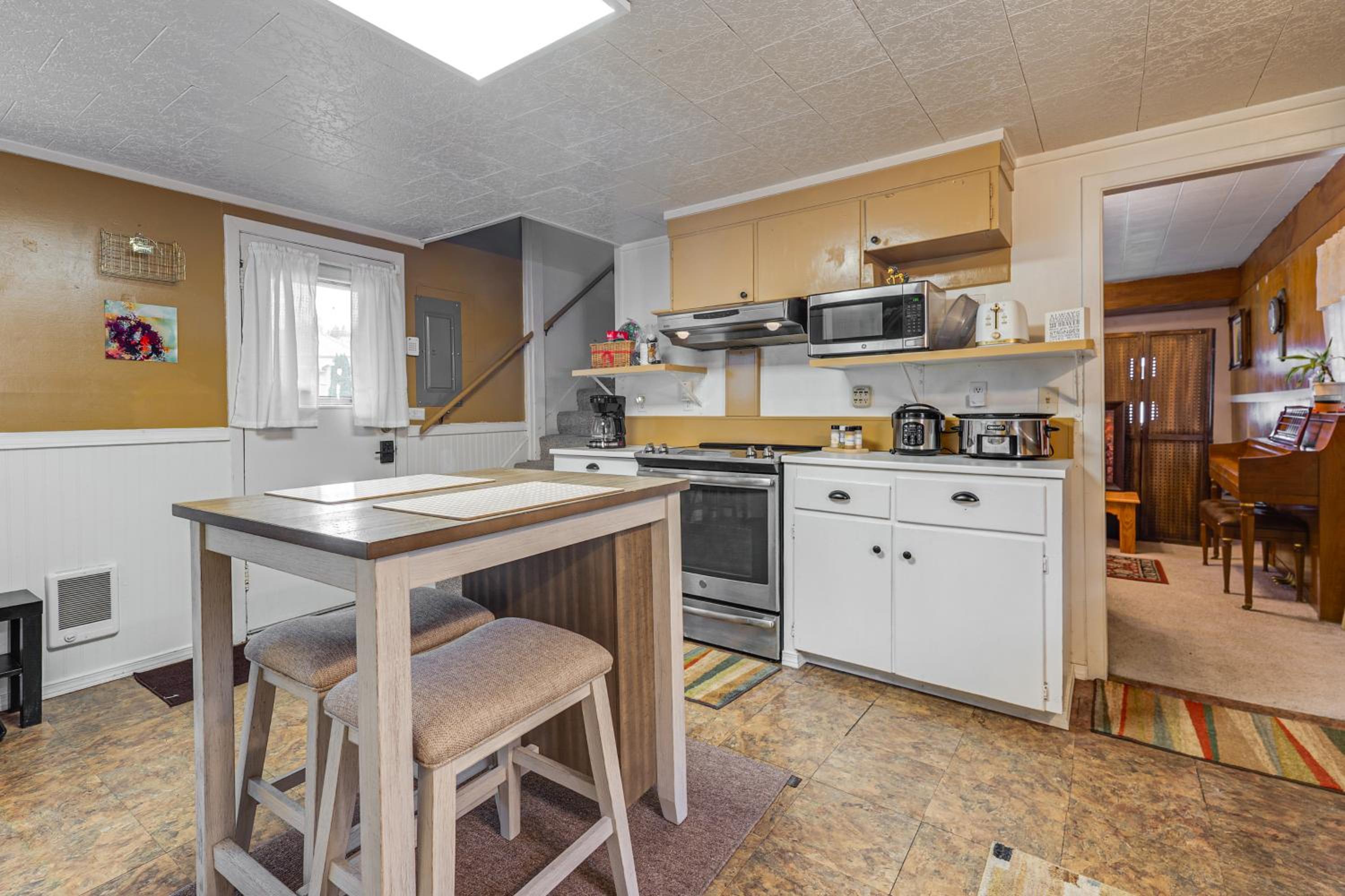 Walkable Home in Hoquiam! Olympic Peninsula Base