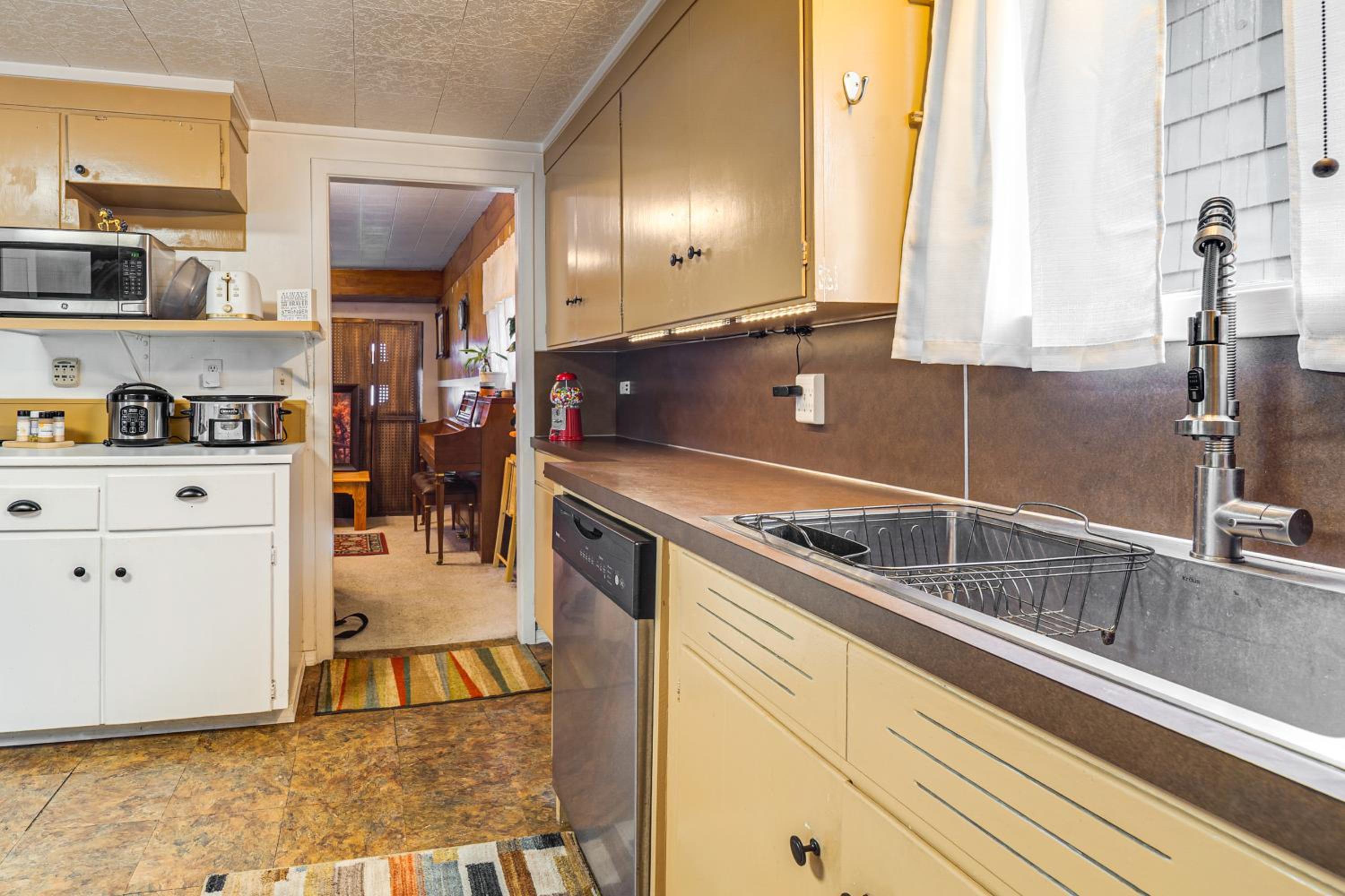 Walkable Home in Hoquiam! Olympic Peninsula Base