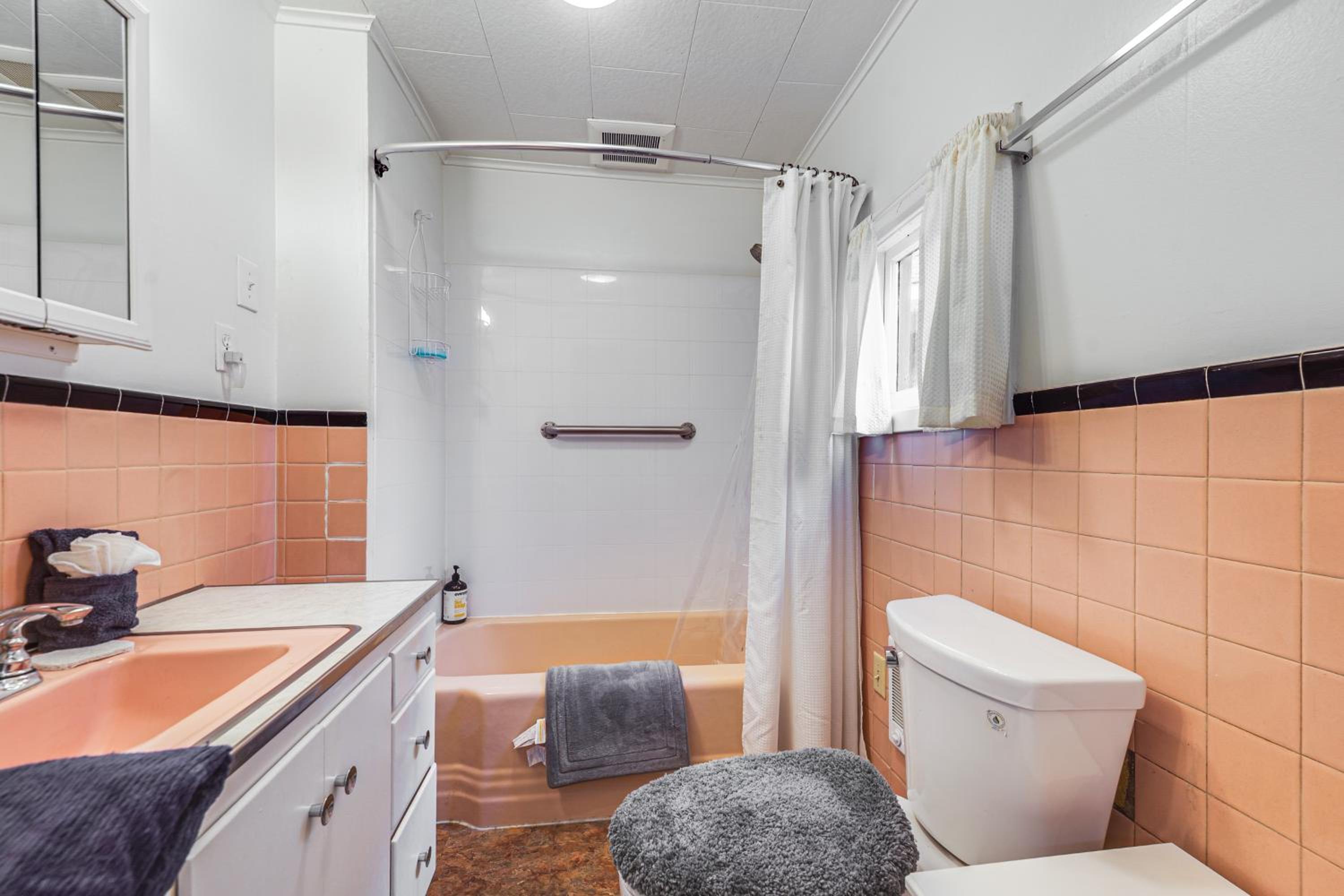 Walkable Home in Hoquiam! Olympic Peninsula Base