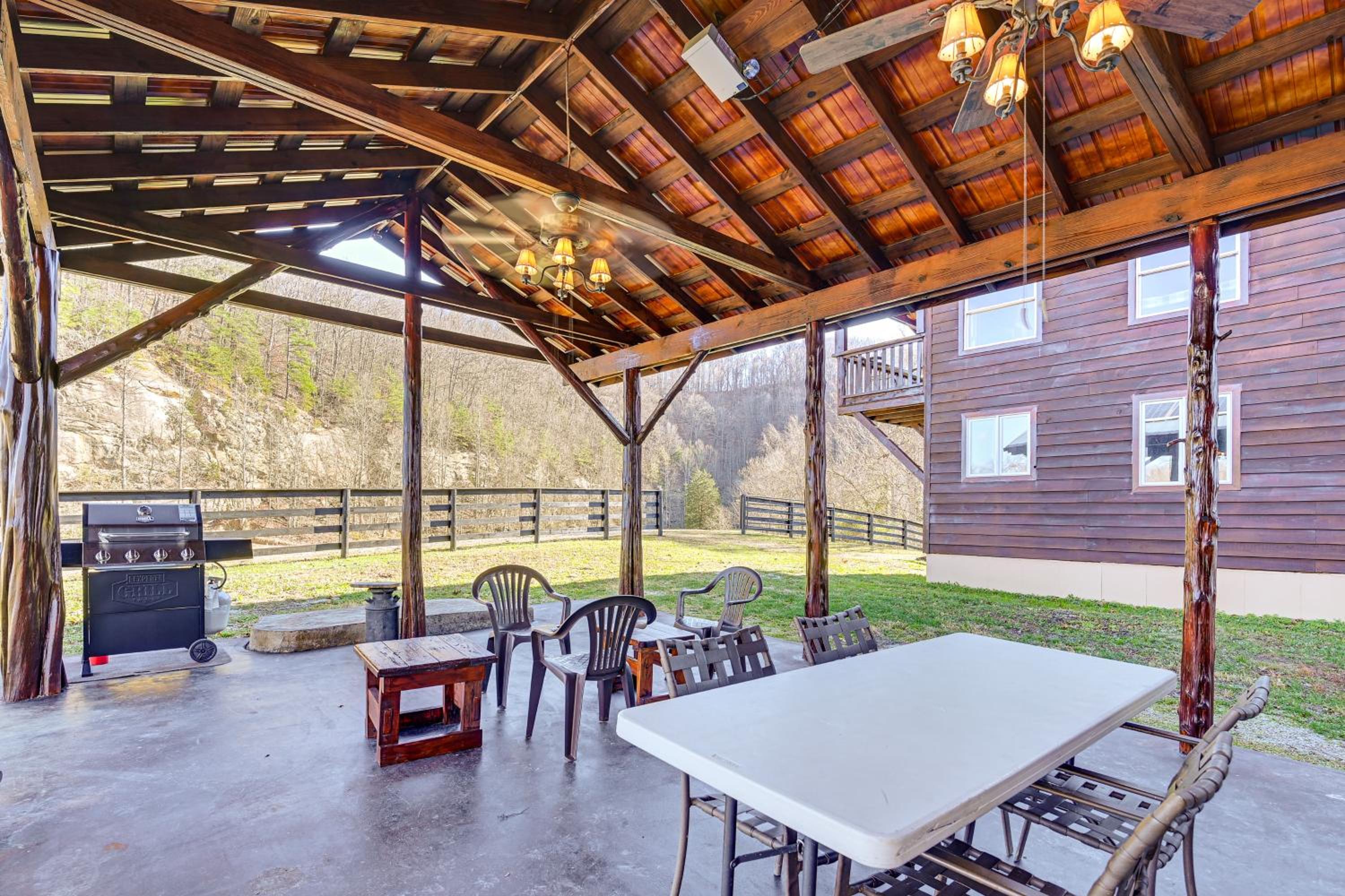 Peaceful Mountain Cabin with Views in Williamsburg