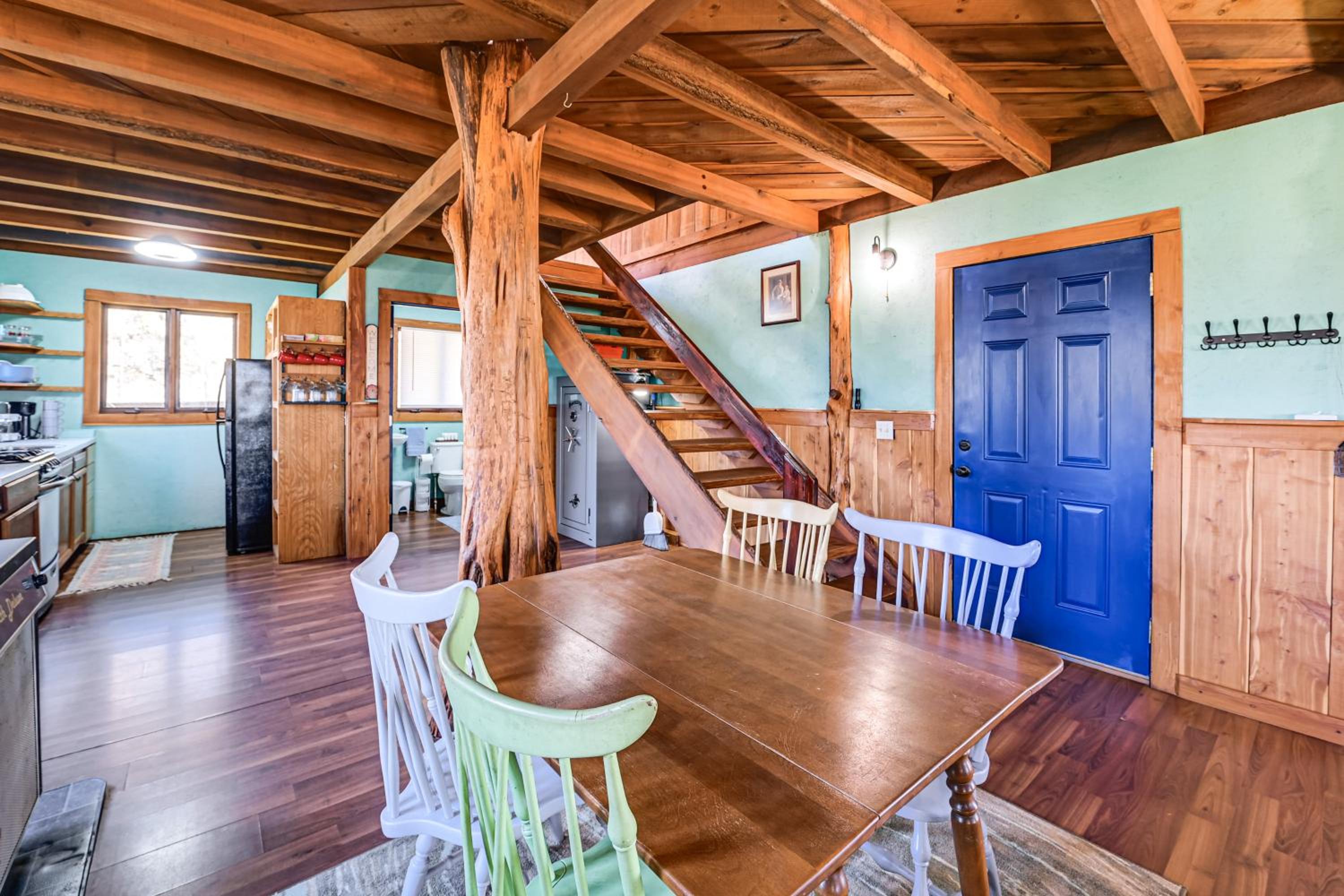 Peaceful Mountain Cabin with Views in Williamsburg
