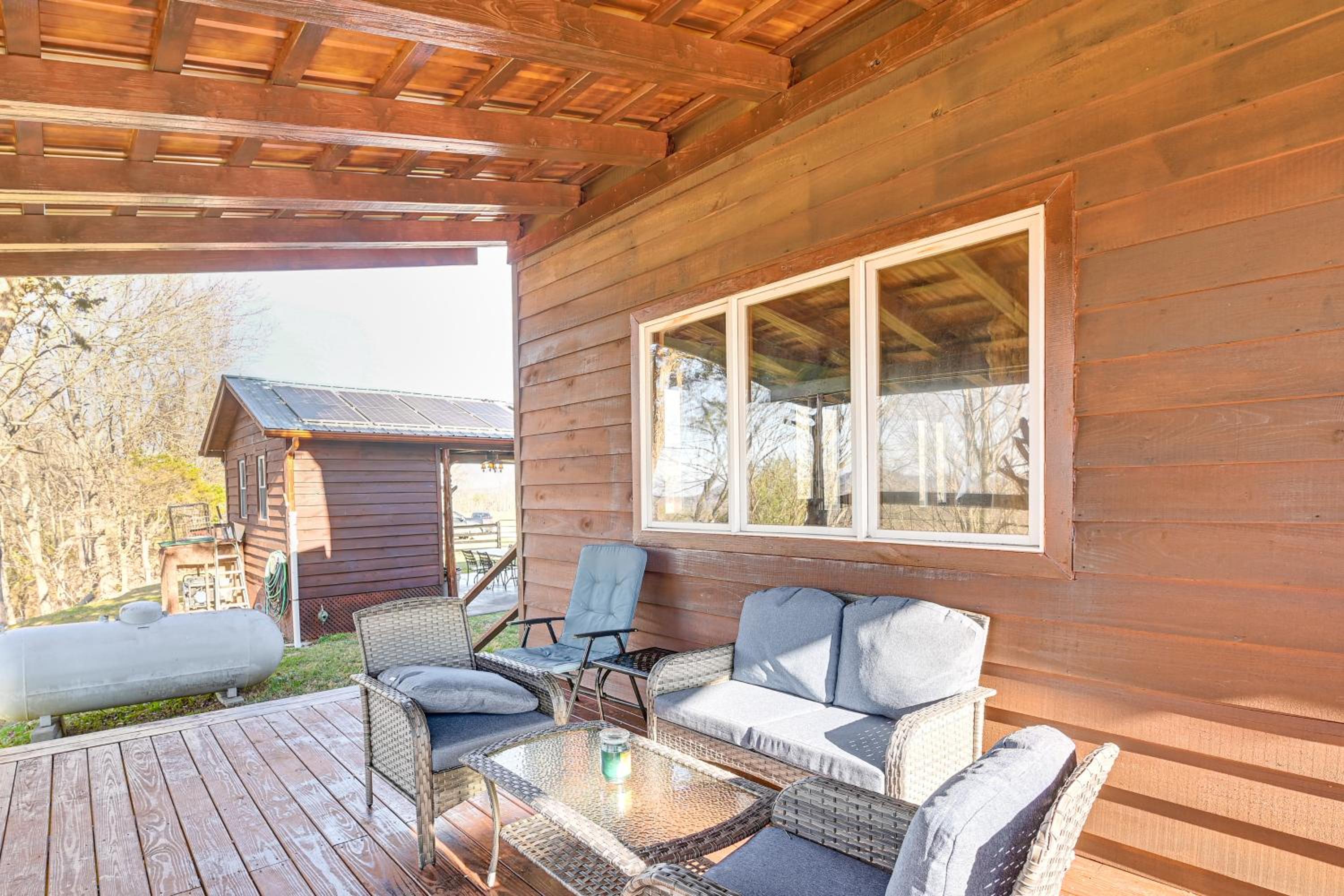 Peaceful Mountain Cabin with Views in Williamsburg