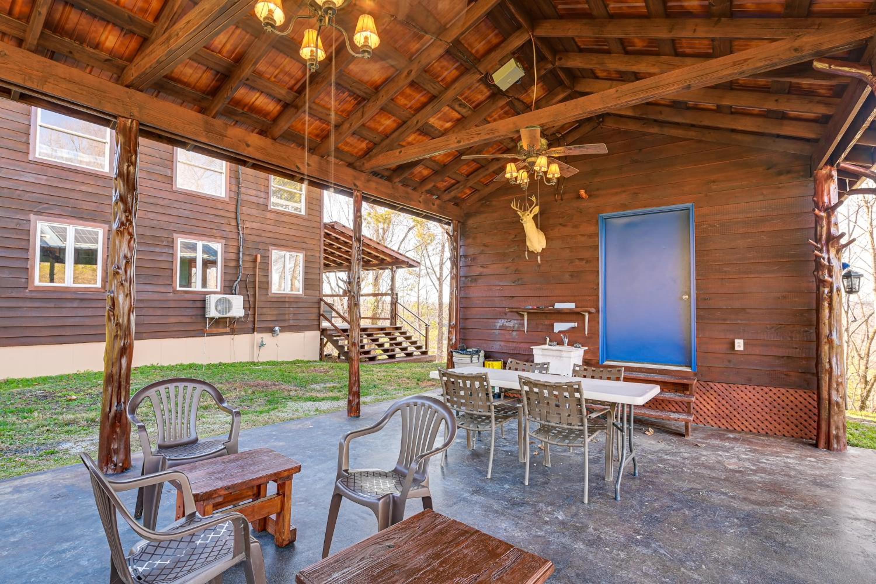 Peaceful Mountain Cabin with Views in Williamsburg