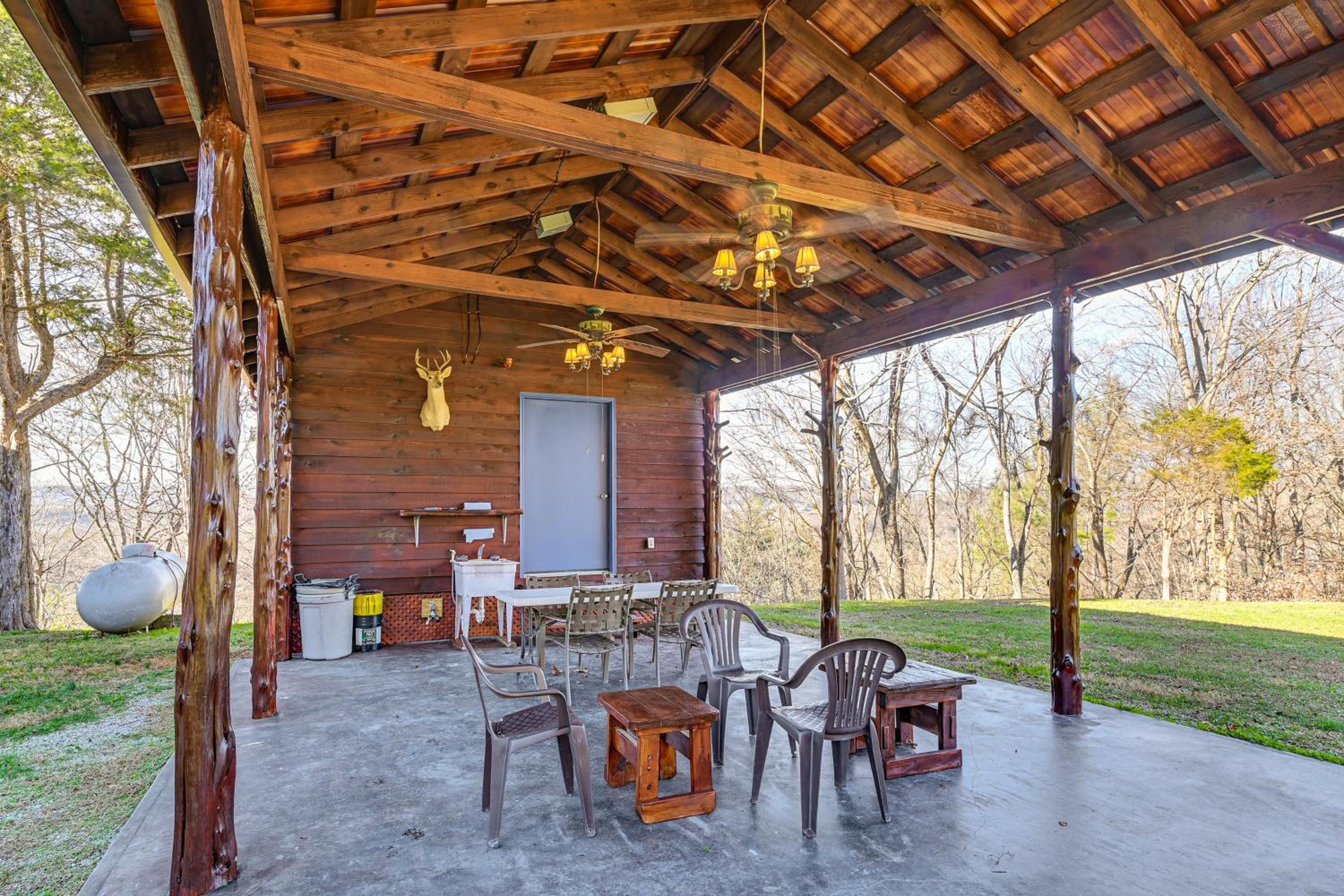 Peaceful Mountain Cabin with Views in Williamsburg