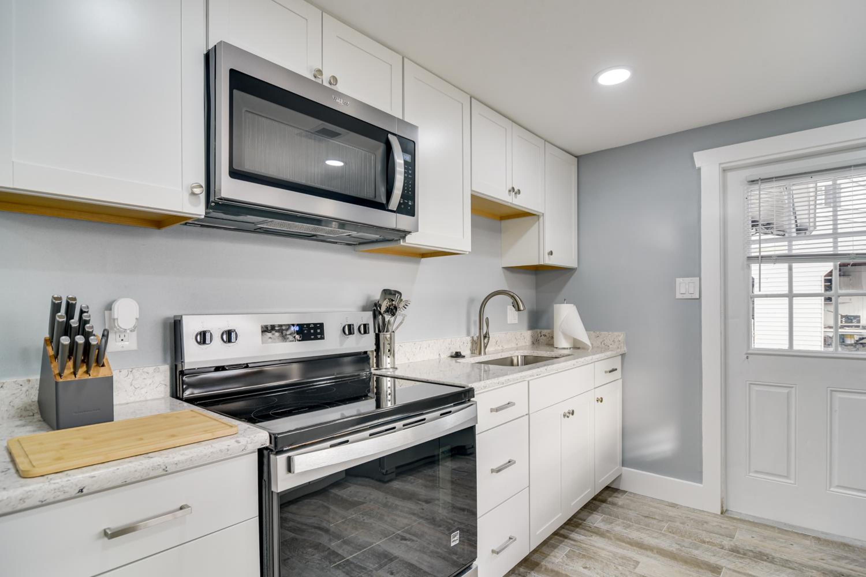 Walk to Restaurants Home with Yard in Safety Harbor