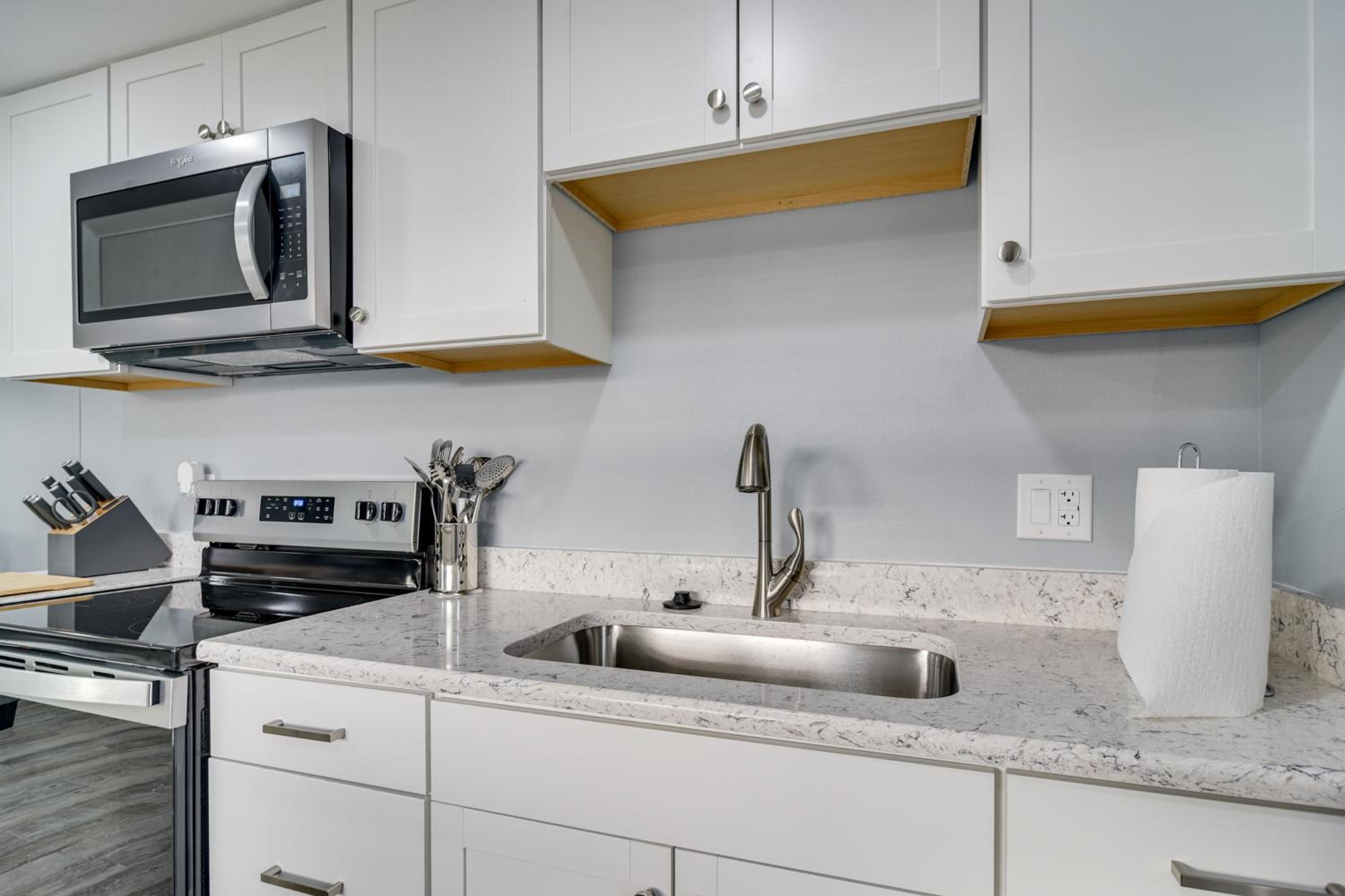Walk to Restaurants Home with Yard in Safety Harbor