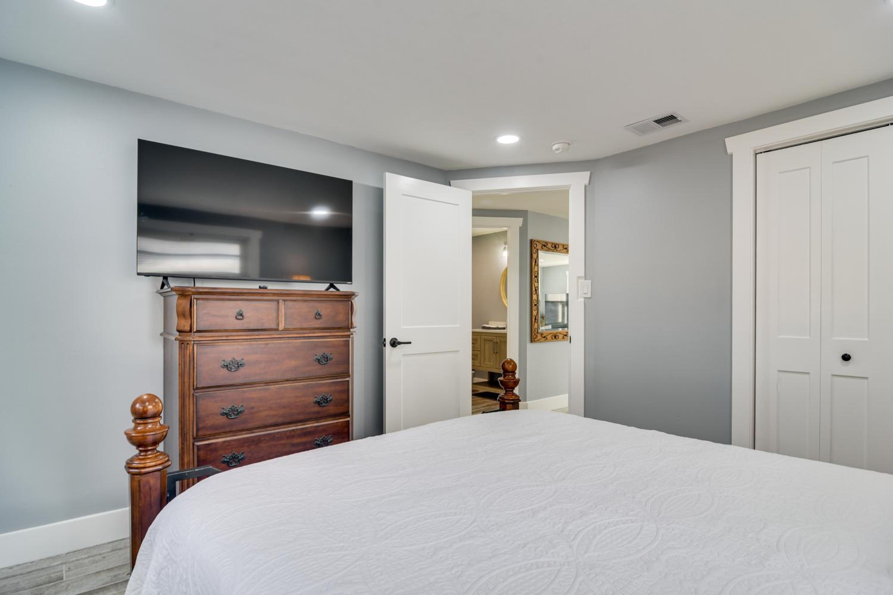 Walk to Restaurants Home with Yard in Safety Harbor