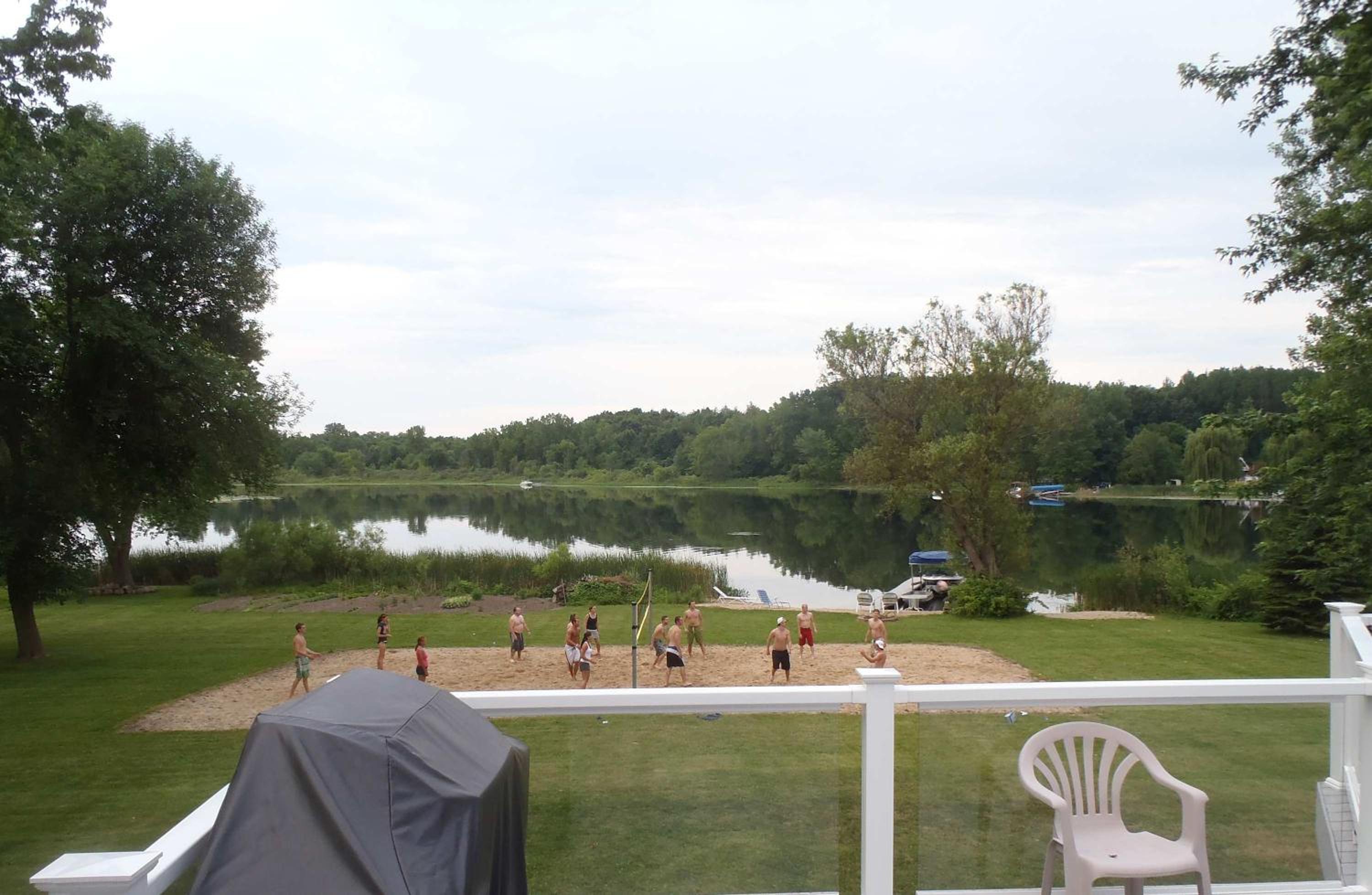 Lakefront Fishing With Hot Tub and Kayaks