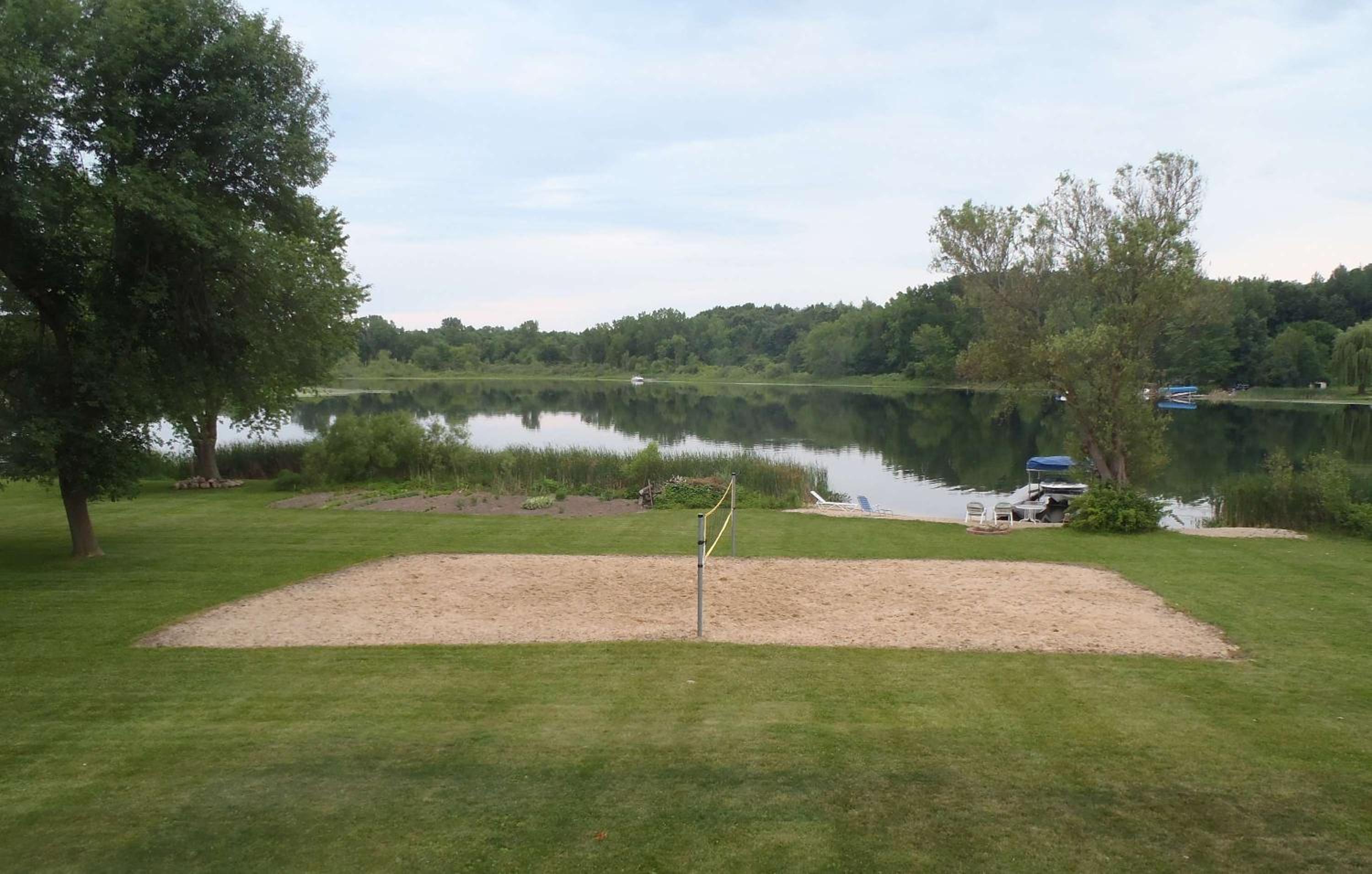Lakefront Fishing With Hot Tub and Kayaks