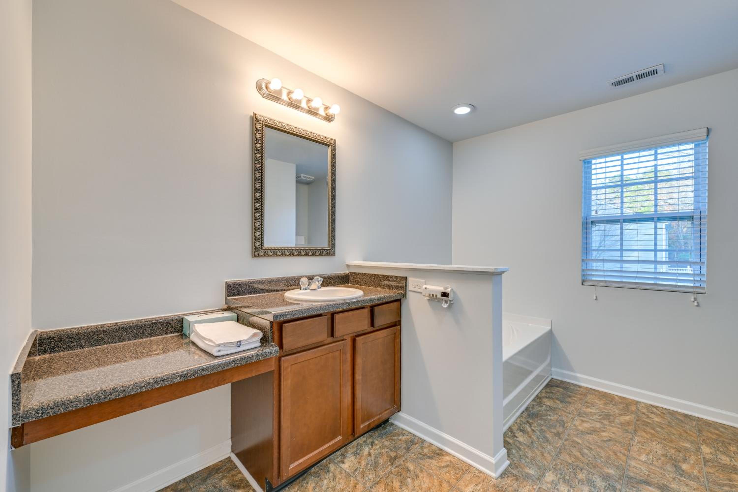Pet-Friendly Home Just Outside Downtown Charlotte!