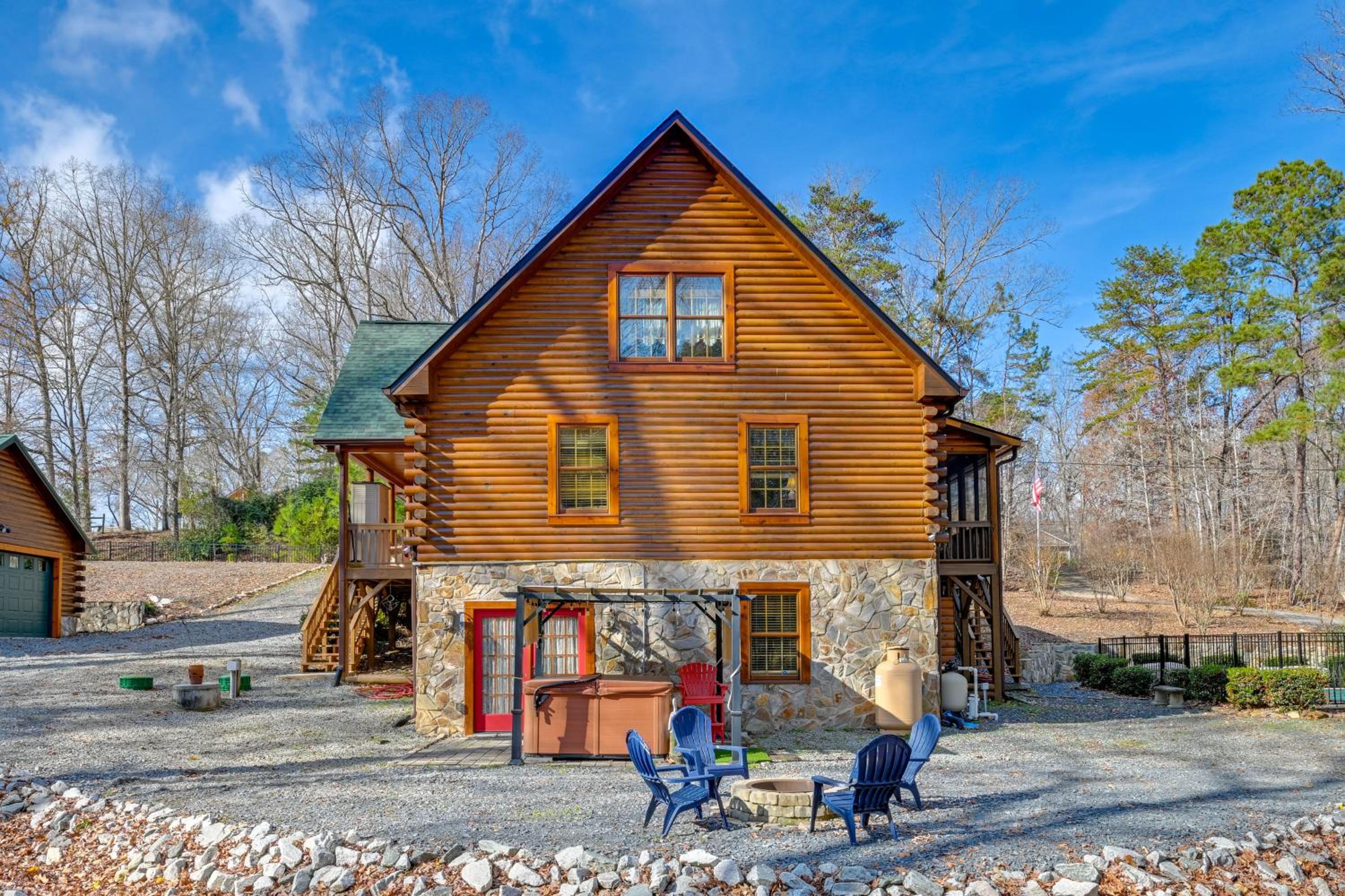 1 Mi to Lake Tillery Outdoor Retreat with Hot Tub!