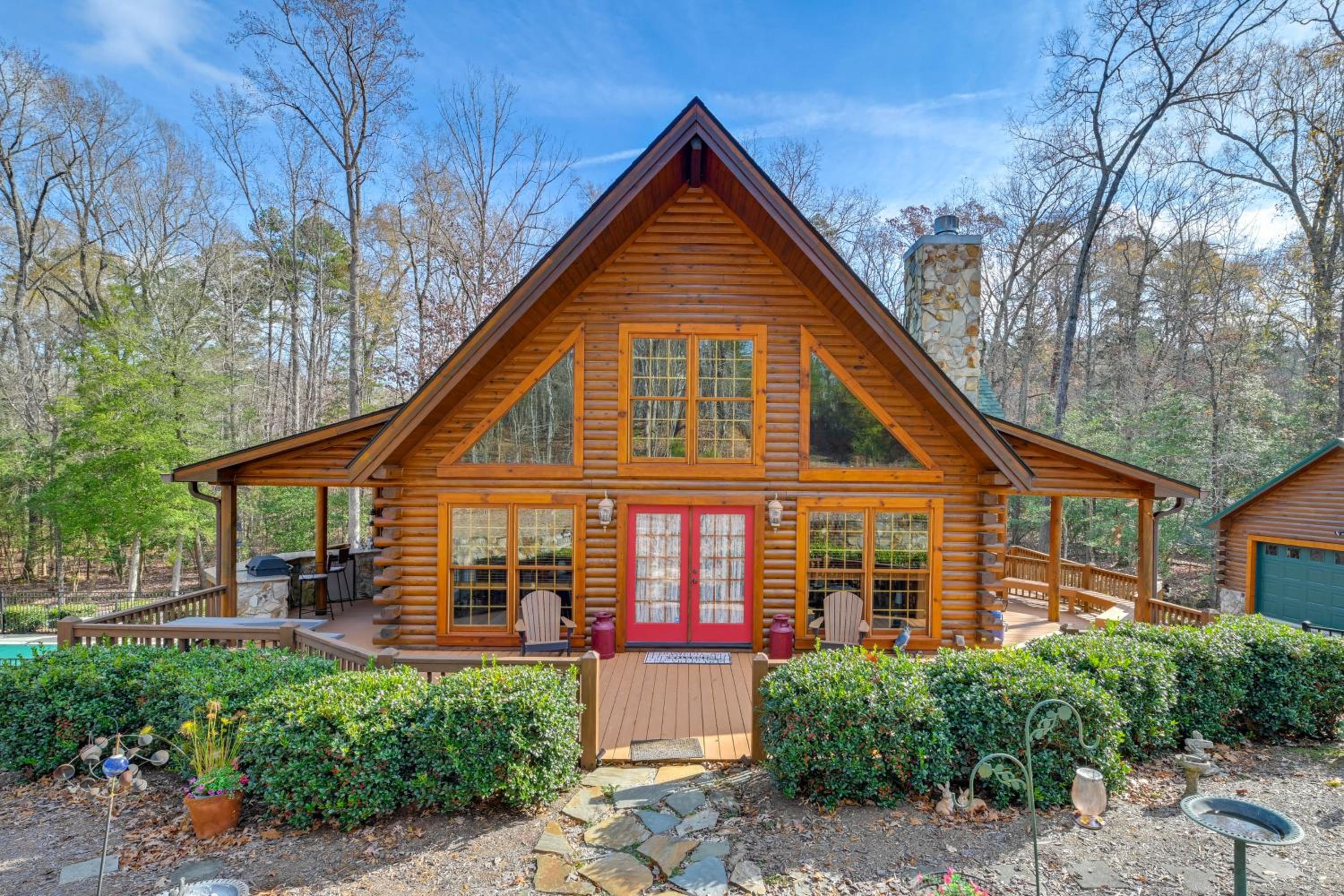 1 Mi to Lake Tillery Outdoor Retreat with Hot Tub!
