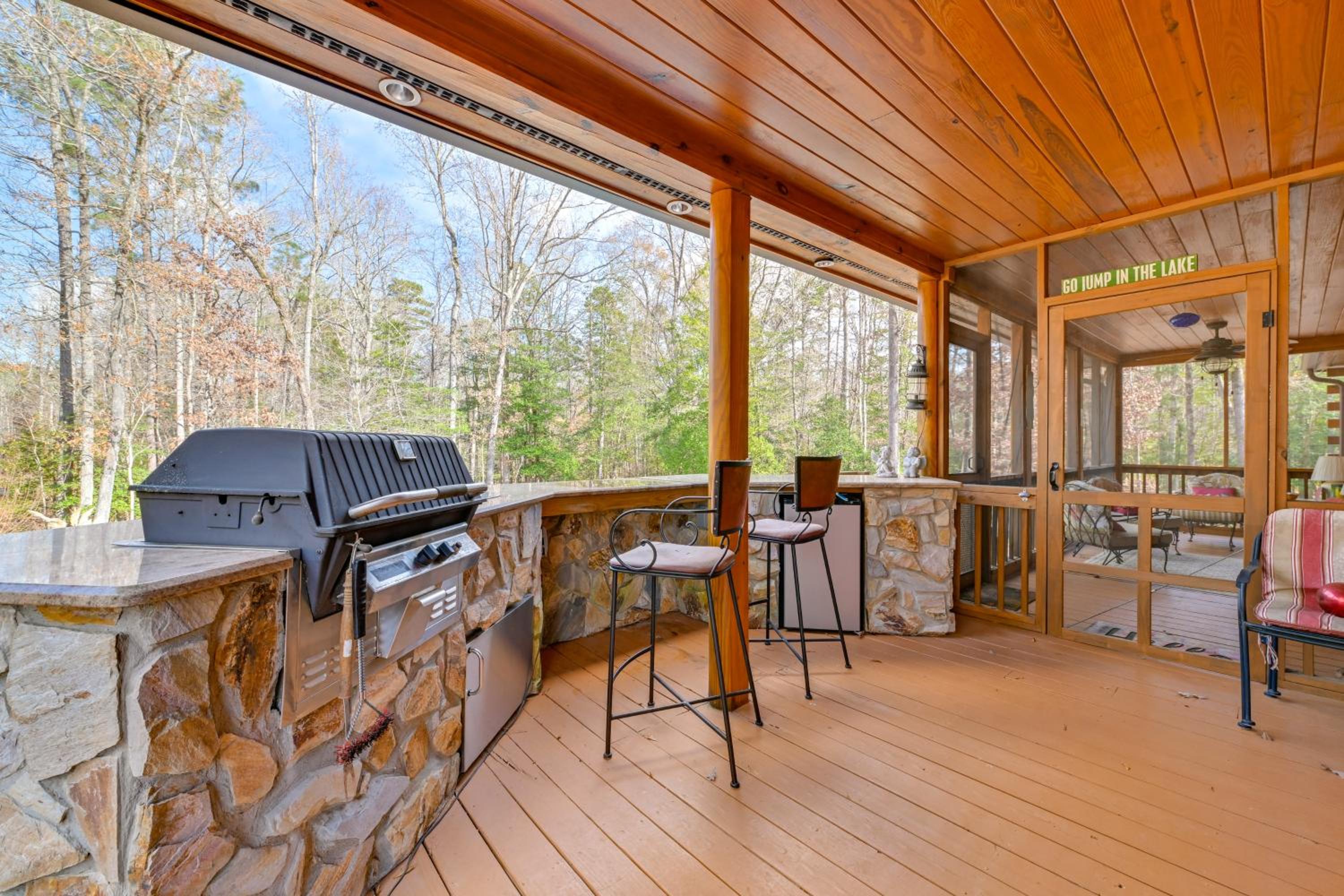 1 Mi to Lake Tillery Outdoor Retreat with Hot Tub!