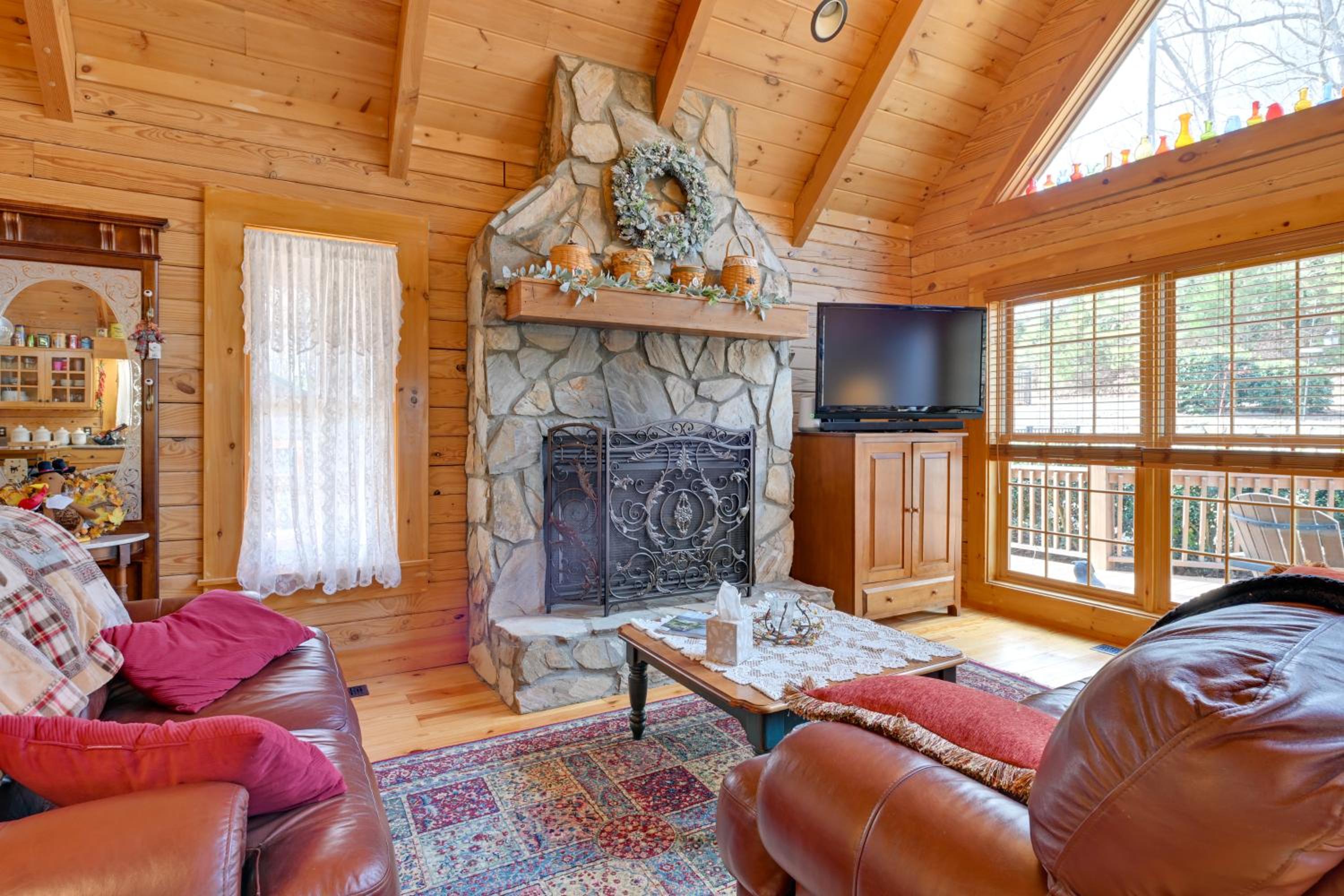 1 Mi to Lake Tillery Outdoor Retreat with Hot Tub!