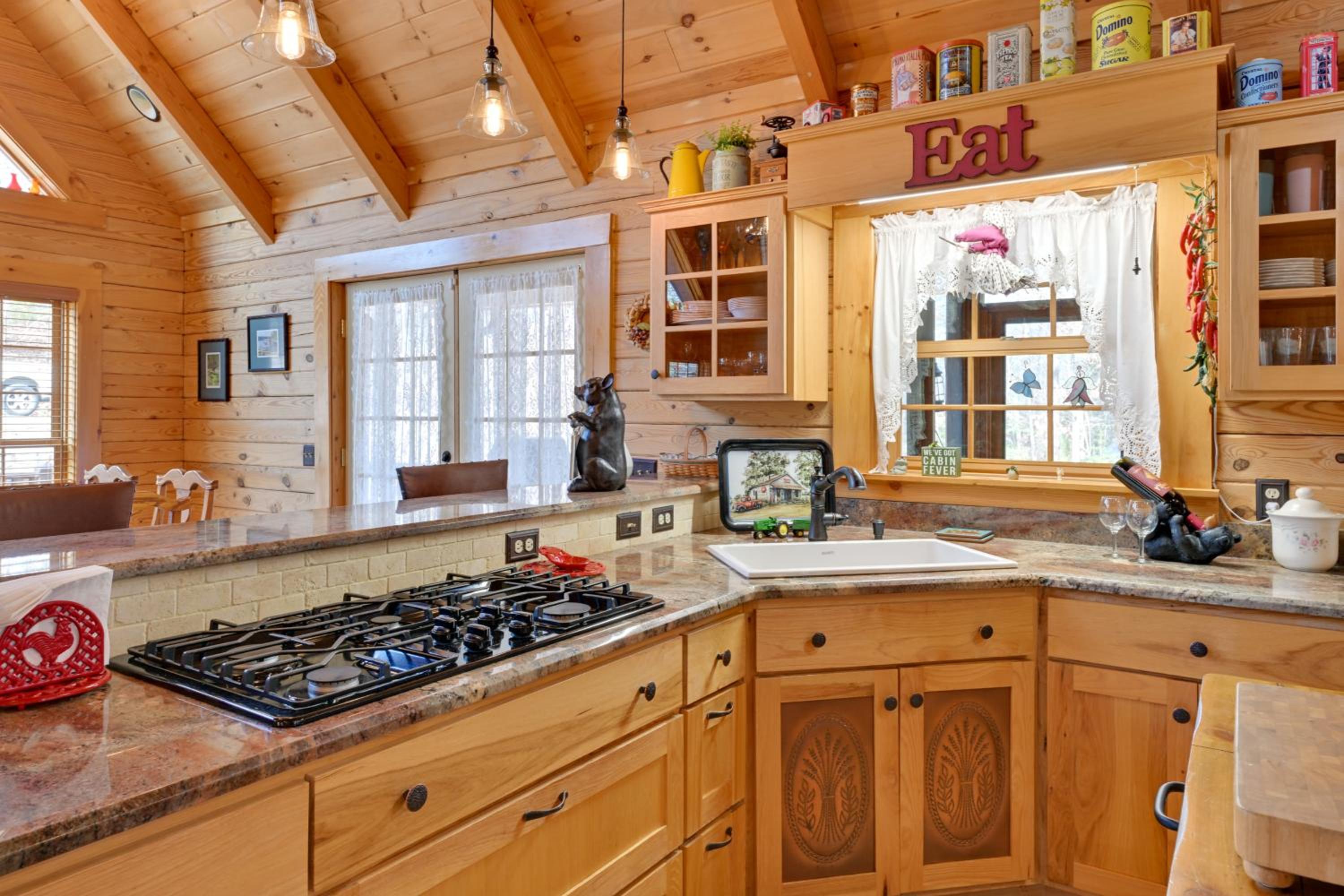 1 Mi to Lake Tillery Outdoor Retreat with Hot Tub!
