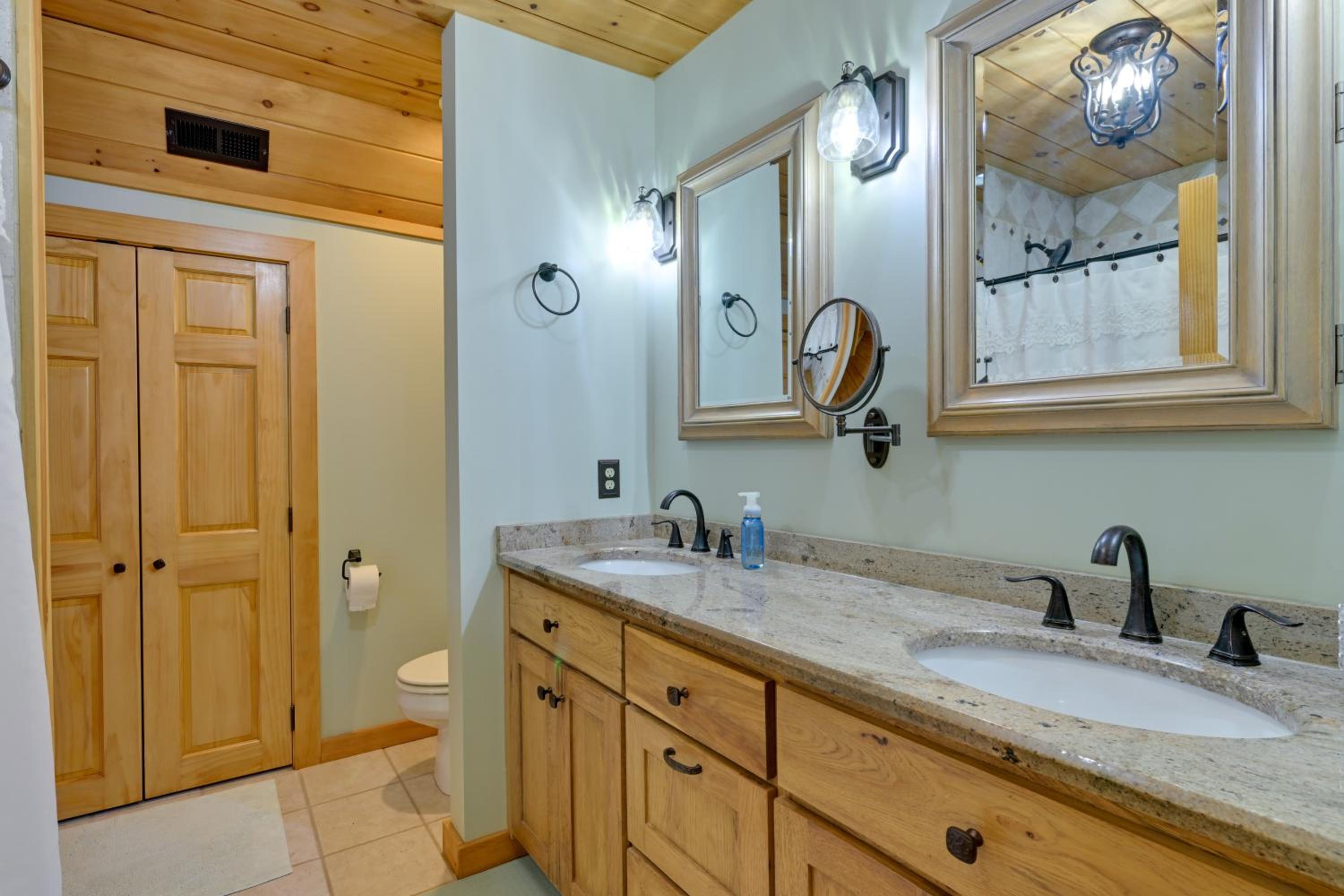 1 Mi to Lake Tillery Outdoor Retreat with Hot Tub!