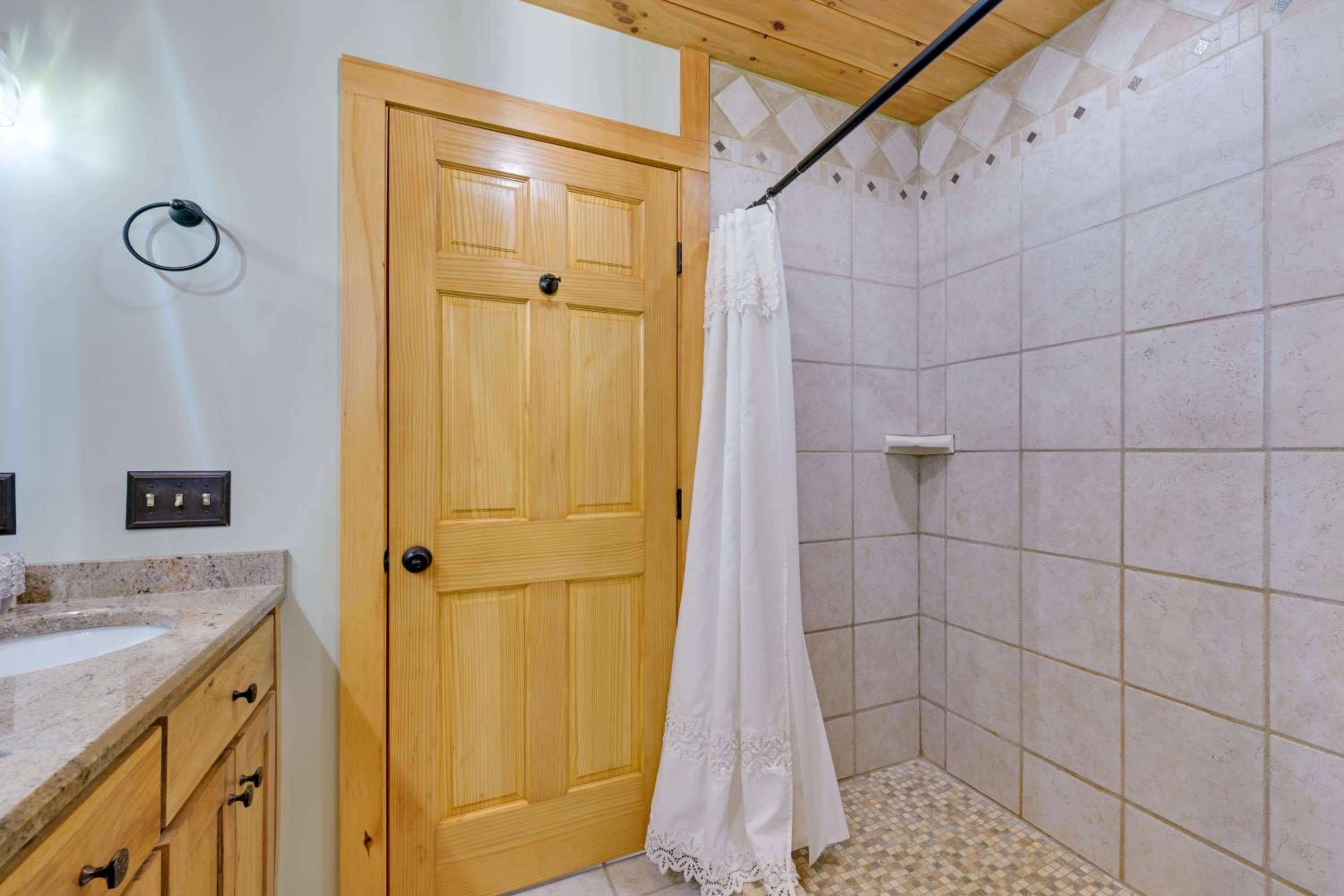 1 Mi to Lake Tillery Outdoor Retreat with Hot Tub!
