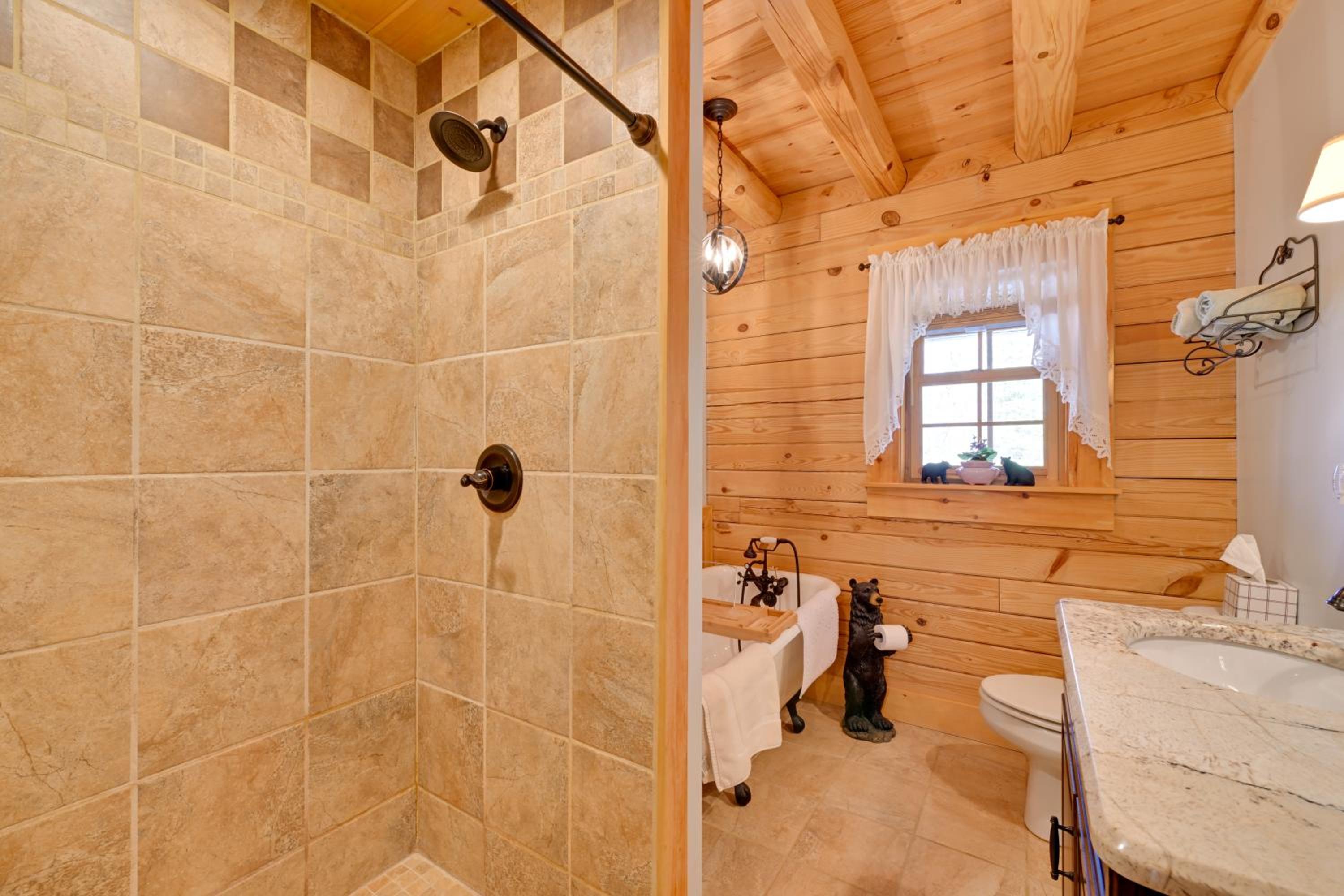 1 Mi to Lake Tillery Outdoor Retreat with Hot Tub!