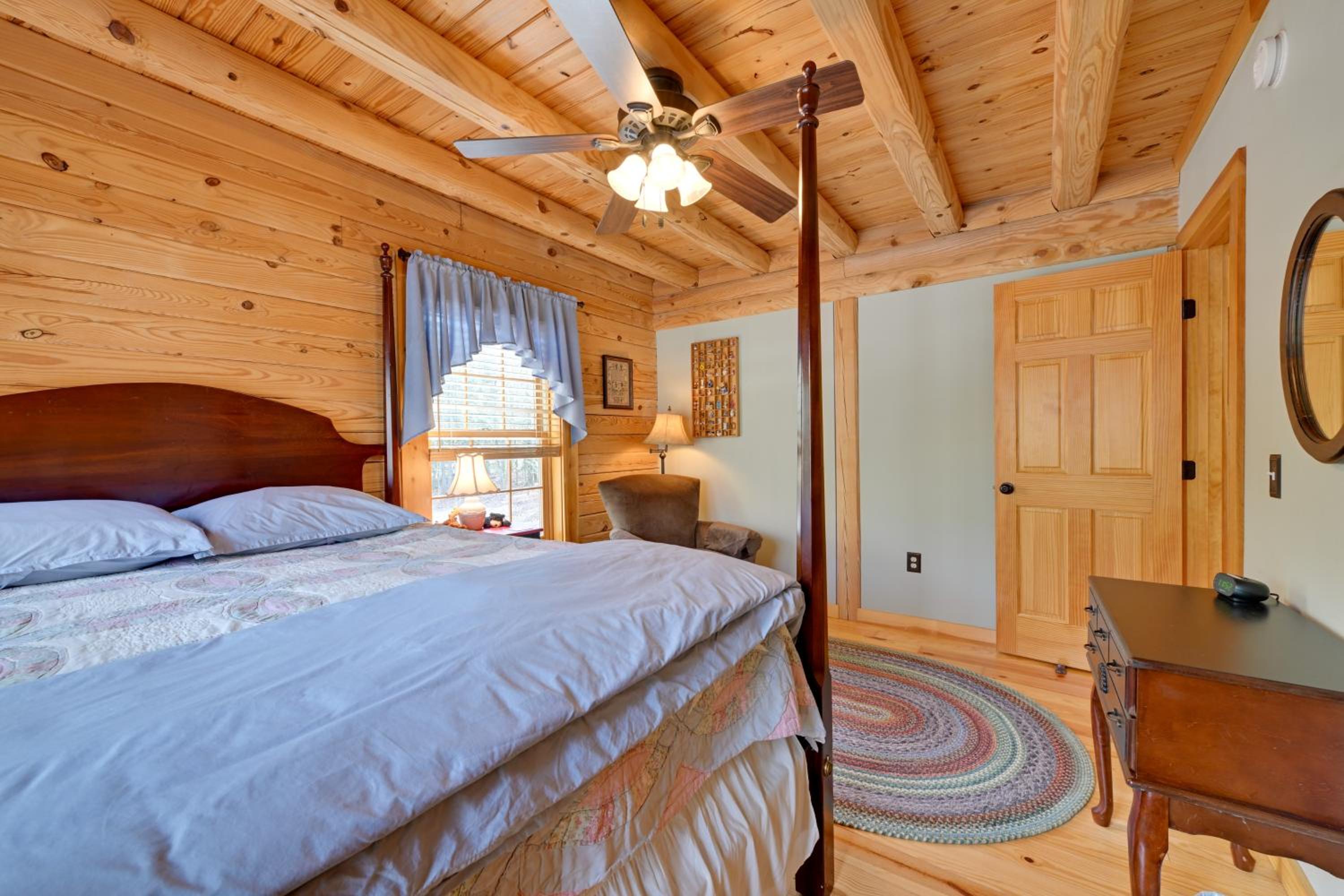 1 Mi to Lake Tillery Outdoor Retreat with Hot Tub!