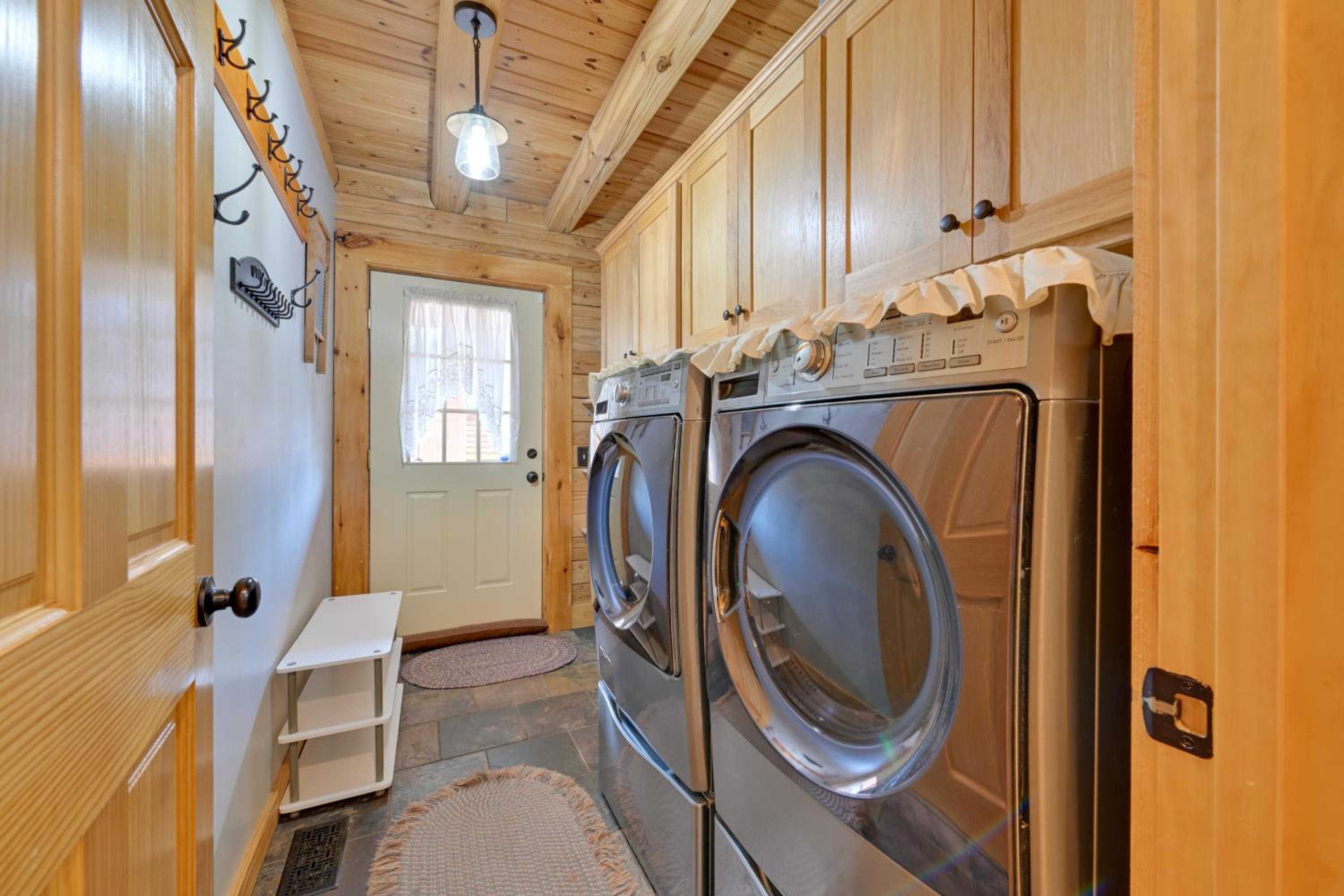1 Mi to Lake Tillery Outdoor Retreat with Hot Tub!