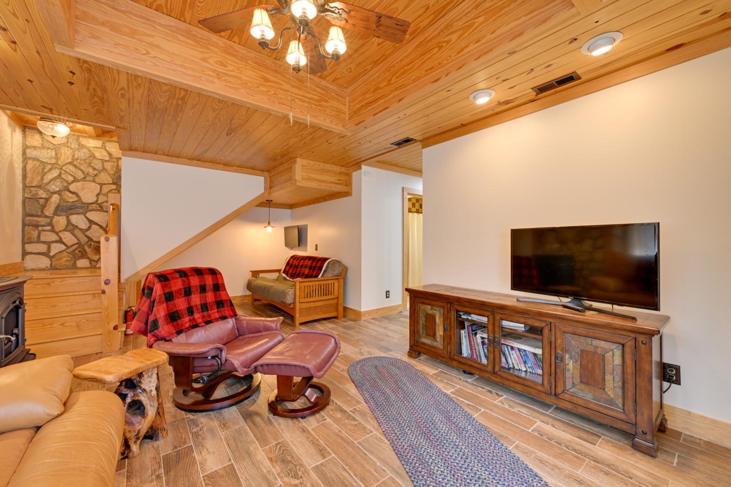 1 Mi to Lake Tillery Outdoor Retreat with Hot Tub!