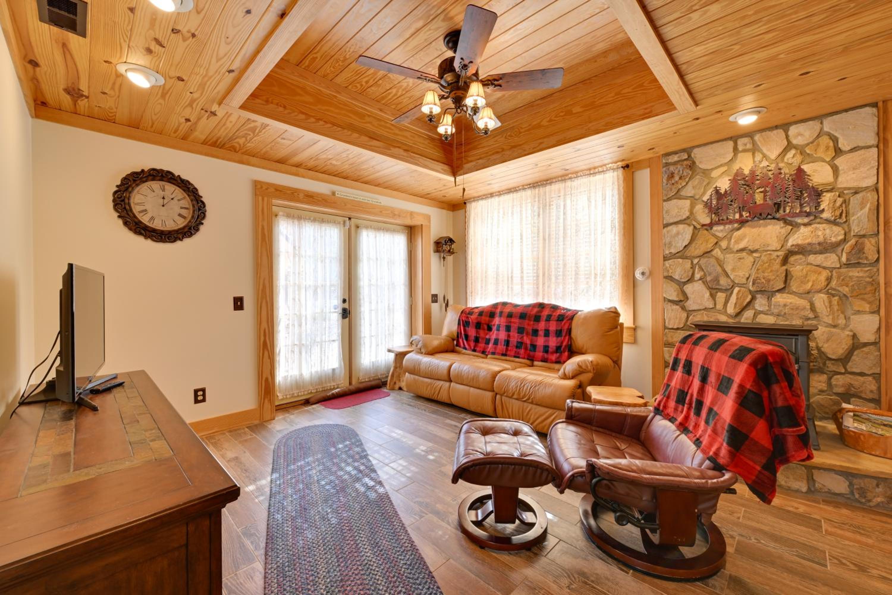 1 Mi to Lake Tillery Outdoor Retreat with Hot Tub!