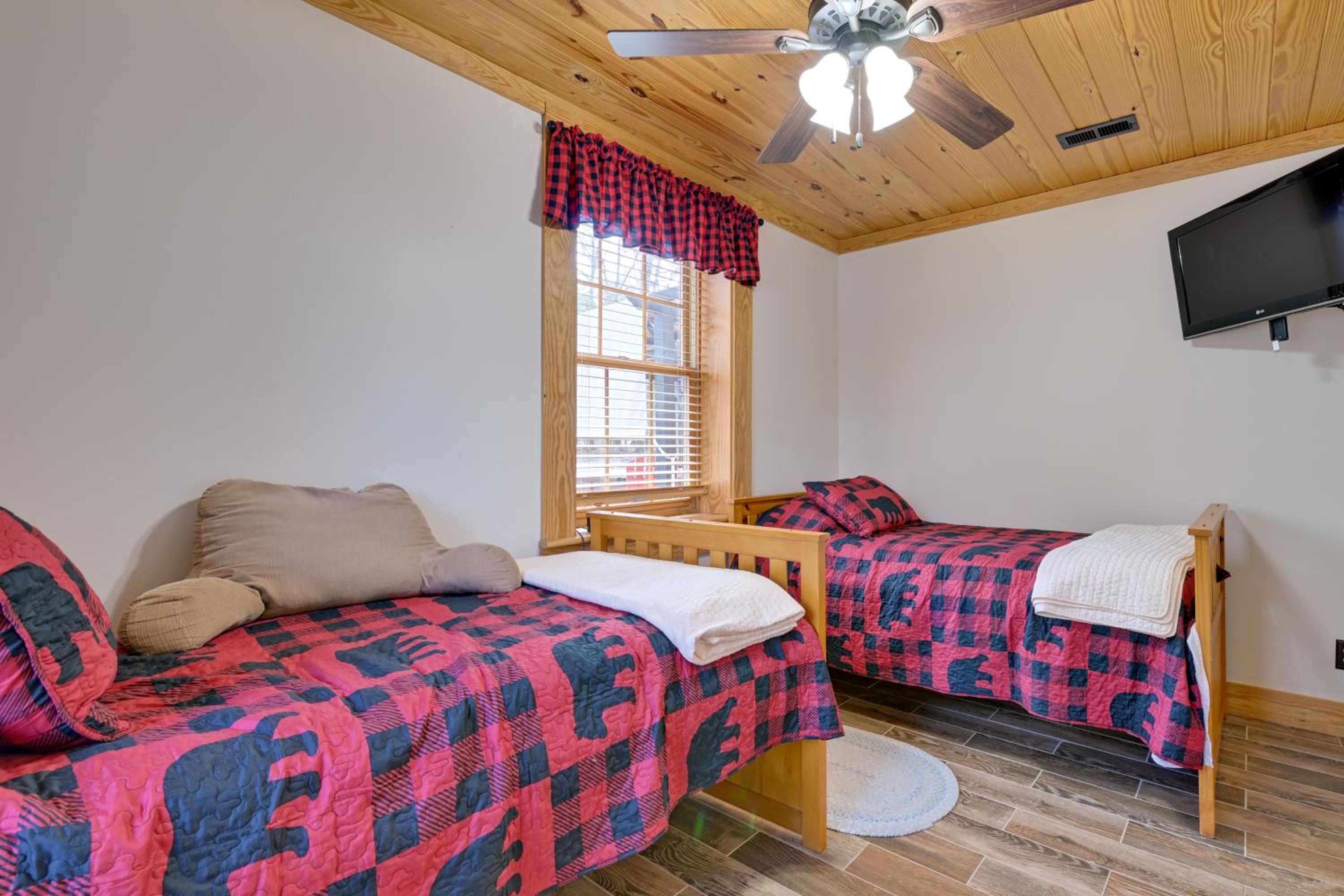1 Mi to Lake Tillery Outdoor Retreat with Hot Tub!