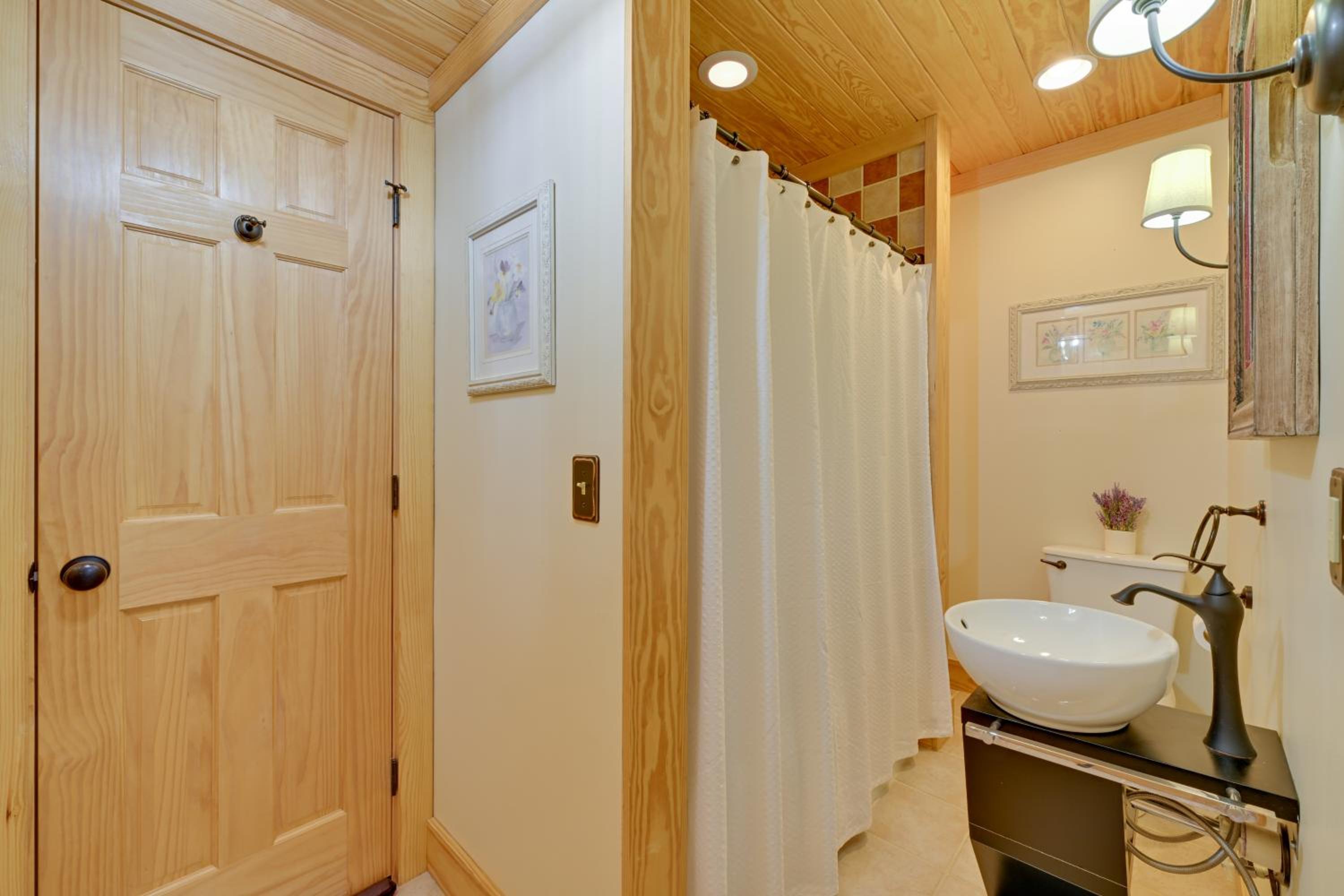 1 Mi to Lake Tillery Outdoor Retreat with Hot Tub!