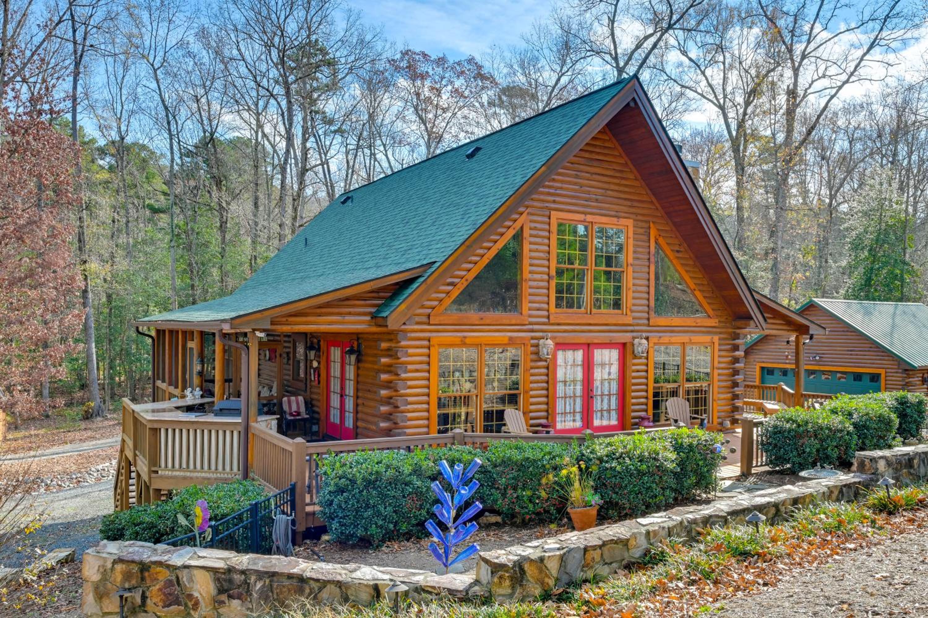 1 Mi to Lake Tillery Outdoor Retreat with Hot Tub!