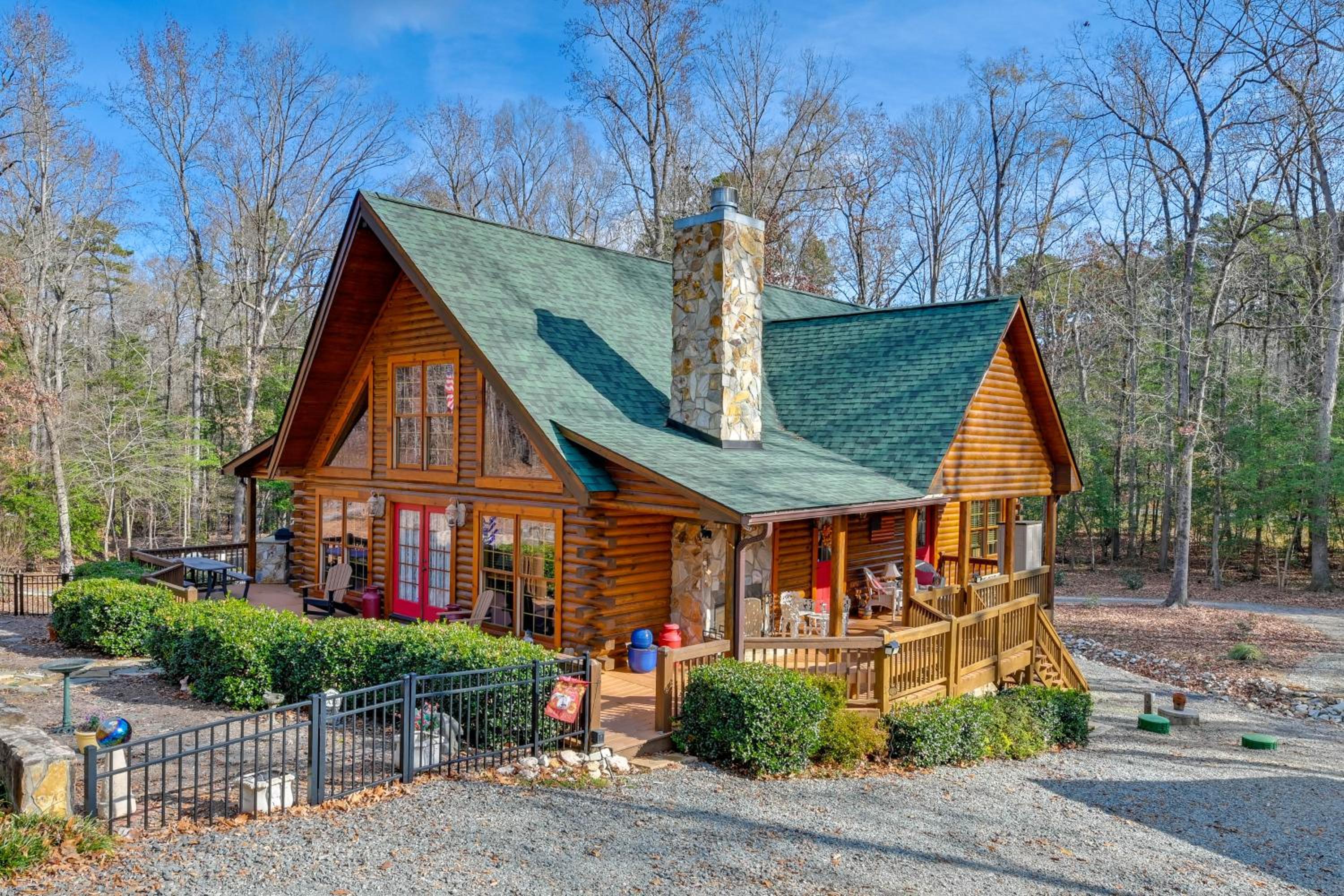 1 Mi to Lake Tillery Outdoor Retreat with Hot Tub!