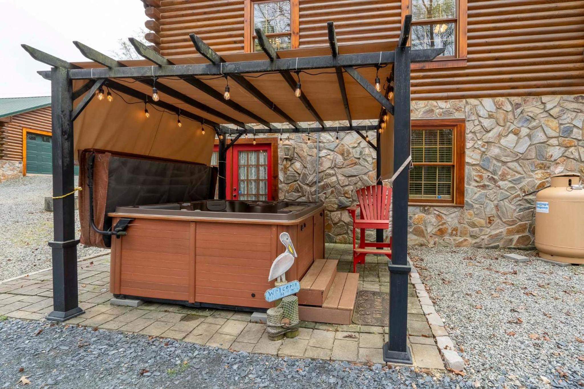 1 Mi to Lake Tillery Outdoor Retreat with Hot Tub!