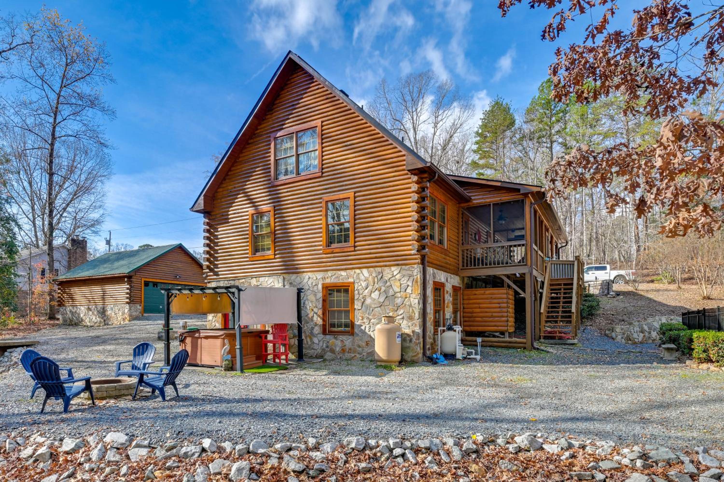 1 Mi to Lake Tillery Outdoor Retreat with Hot Tub!