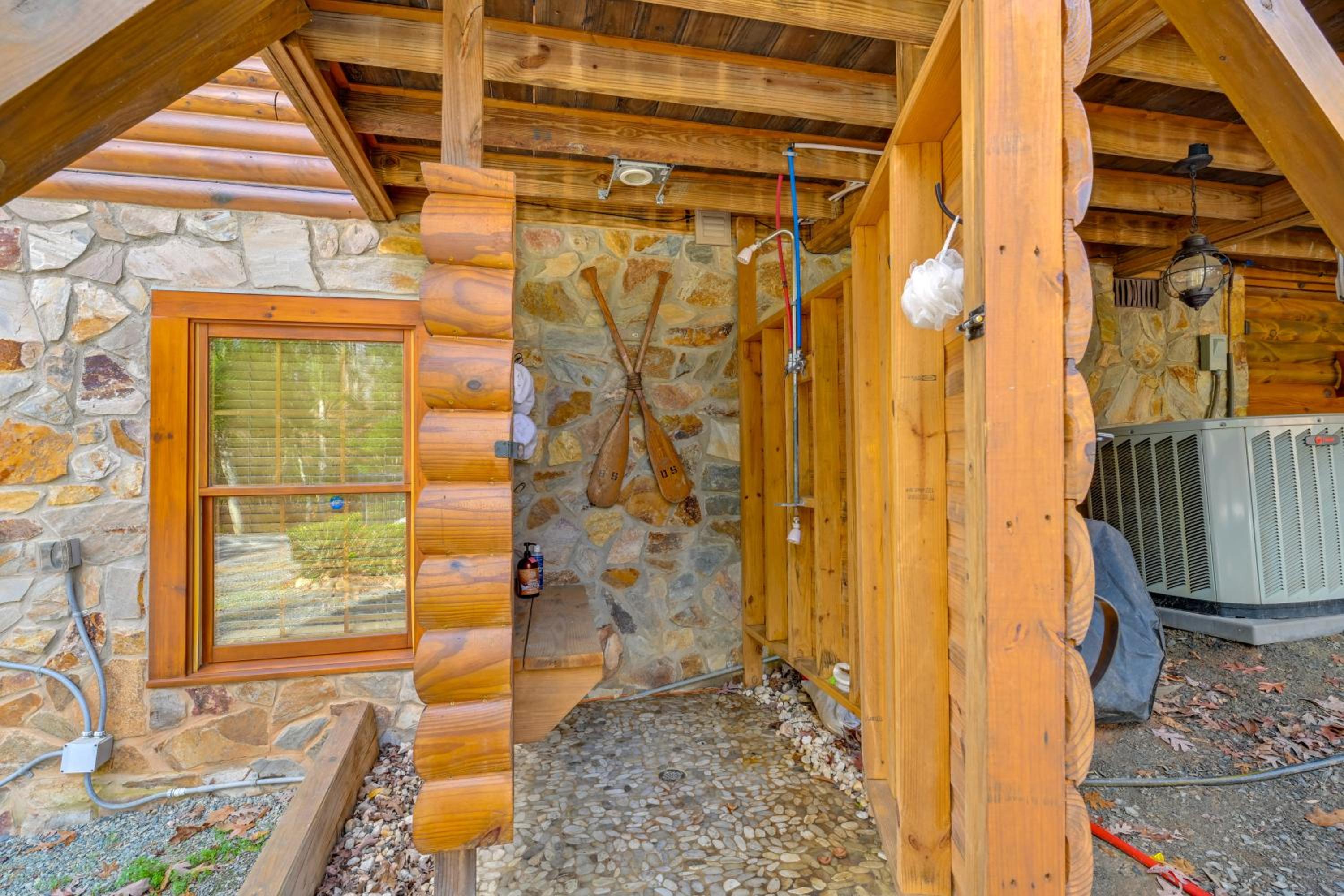 1 Mi to Lake Tillery Outdoor Retreat with Hot Tub!