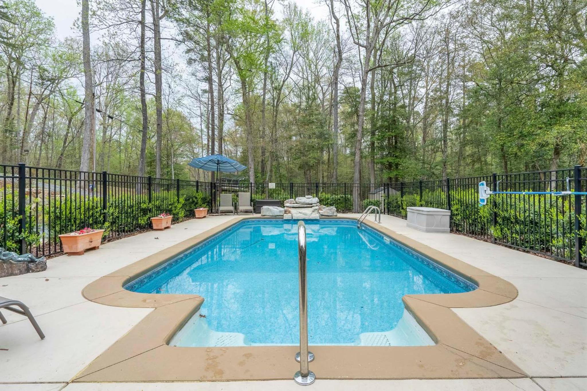1 Mi to Lake Tillery Outdoor Retreat with Hot Tub!