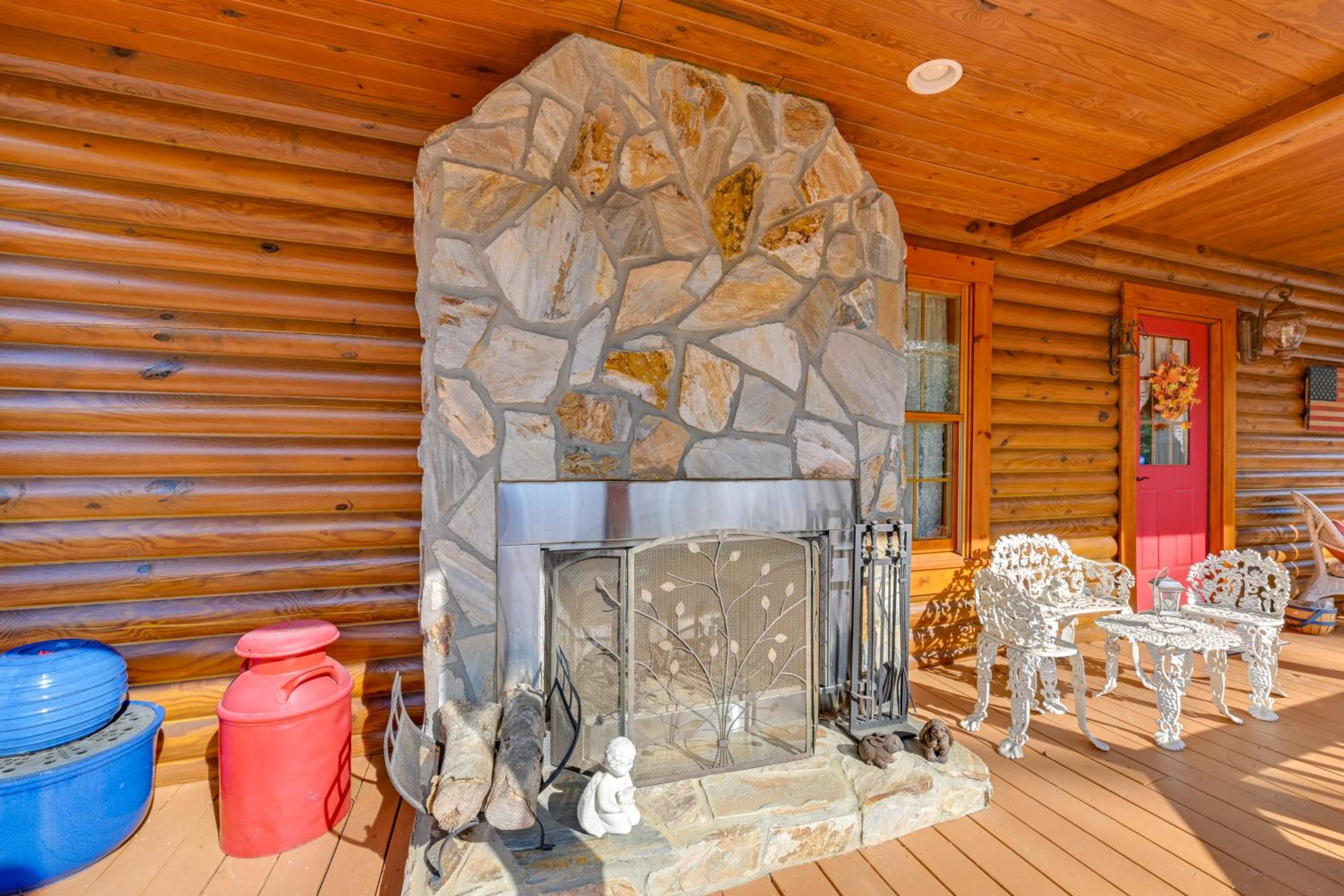 1 Mi to Lake Tillery Outdoor Retreat with Hot Tub!