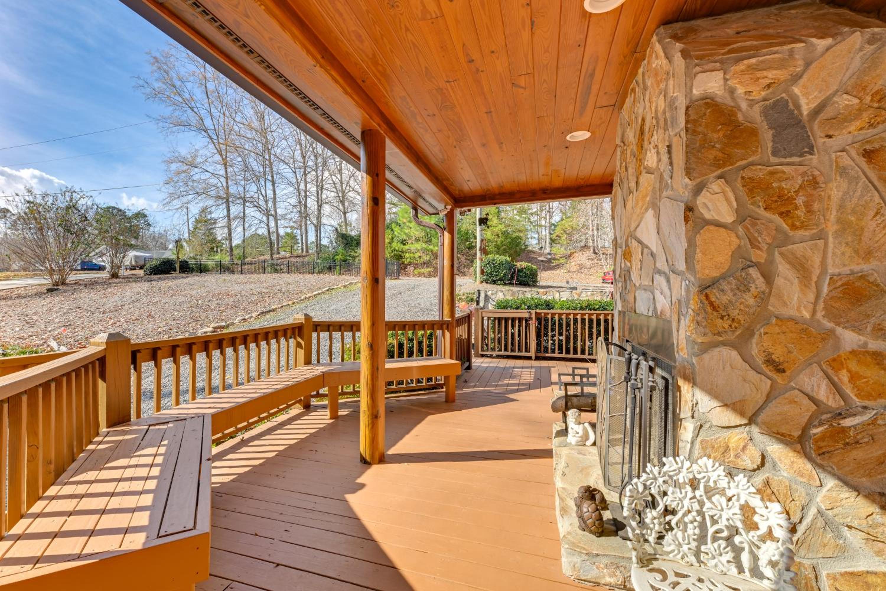 1 Mi to Lake Tillery Outdoor Retreat with Hot Tub!