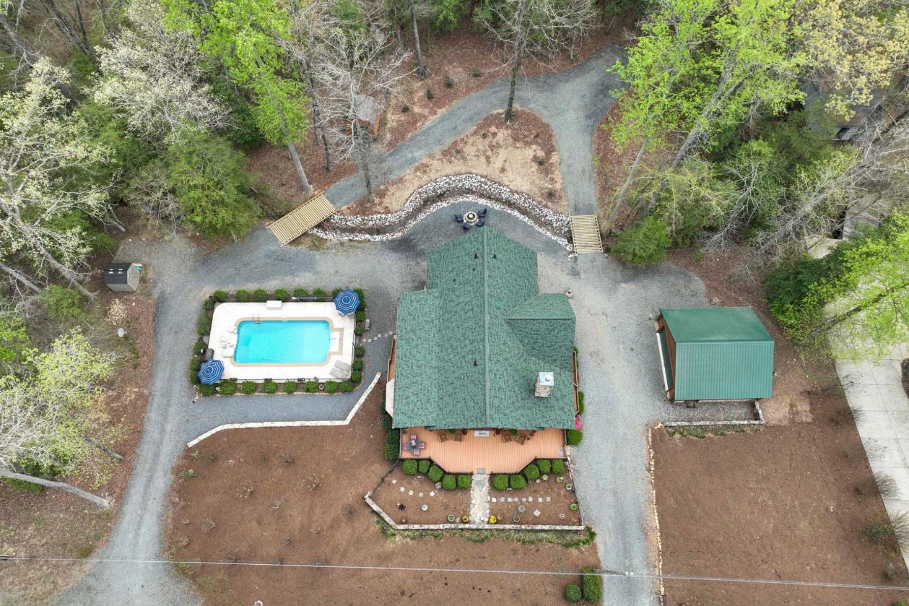1 Mi to Lake Tillery Outdoor Retreat with Hot Tub!