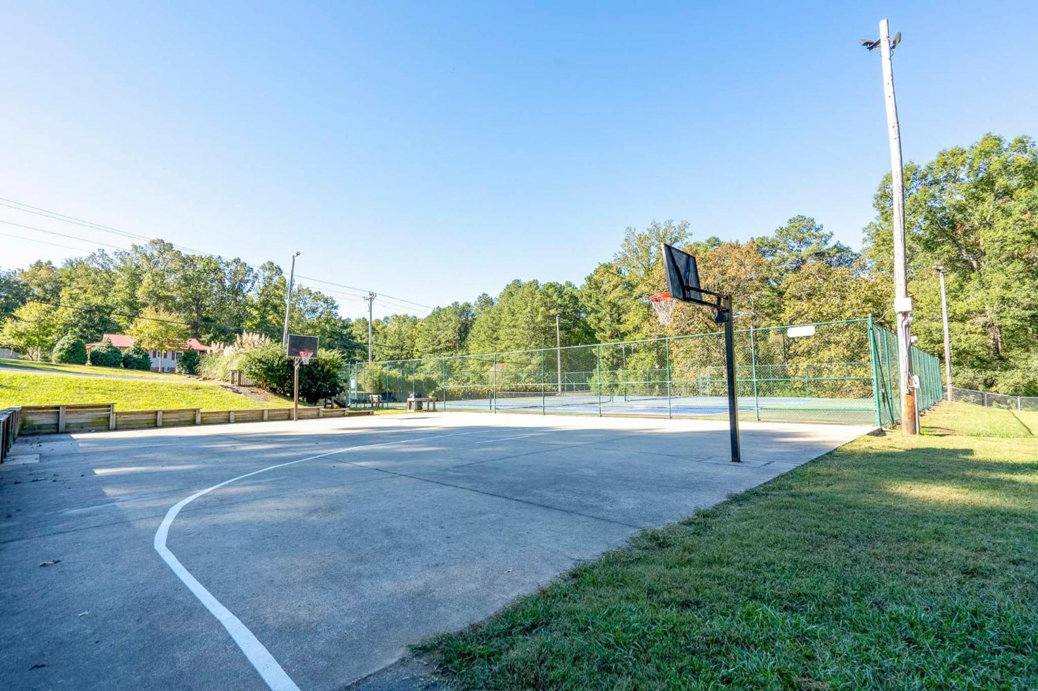 1 Mi to Lake Tillery Outdoor Retreat with Hot Tub!