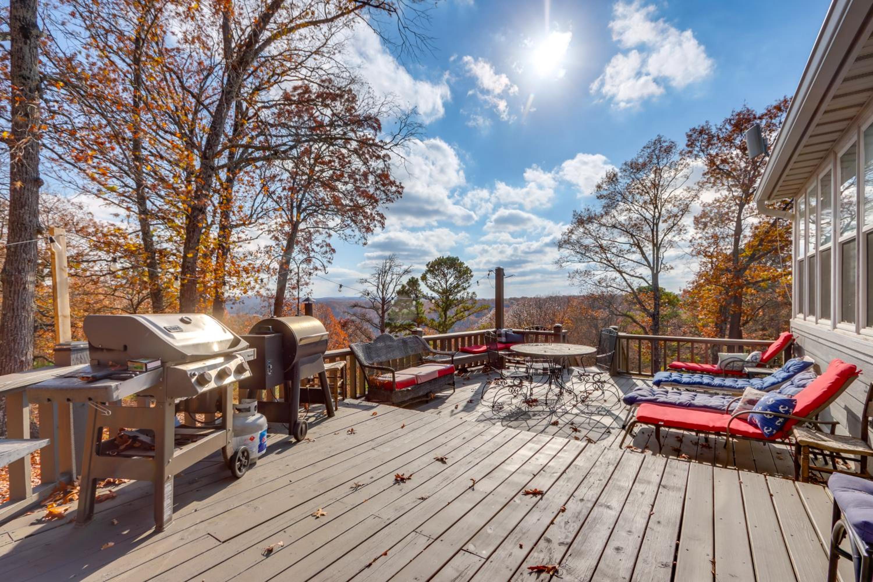 Surrounding Lake Views! Eureka Springs Home