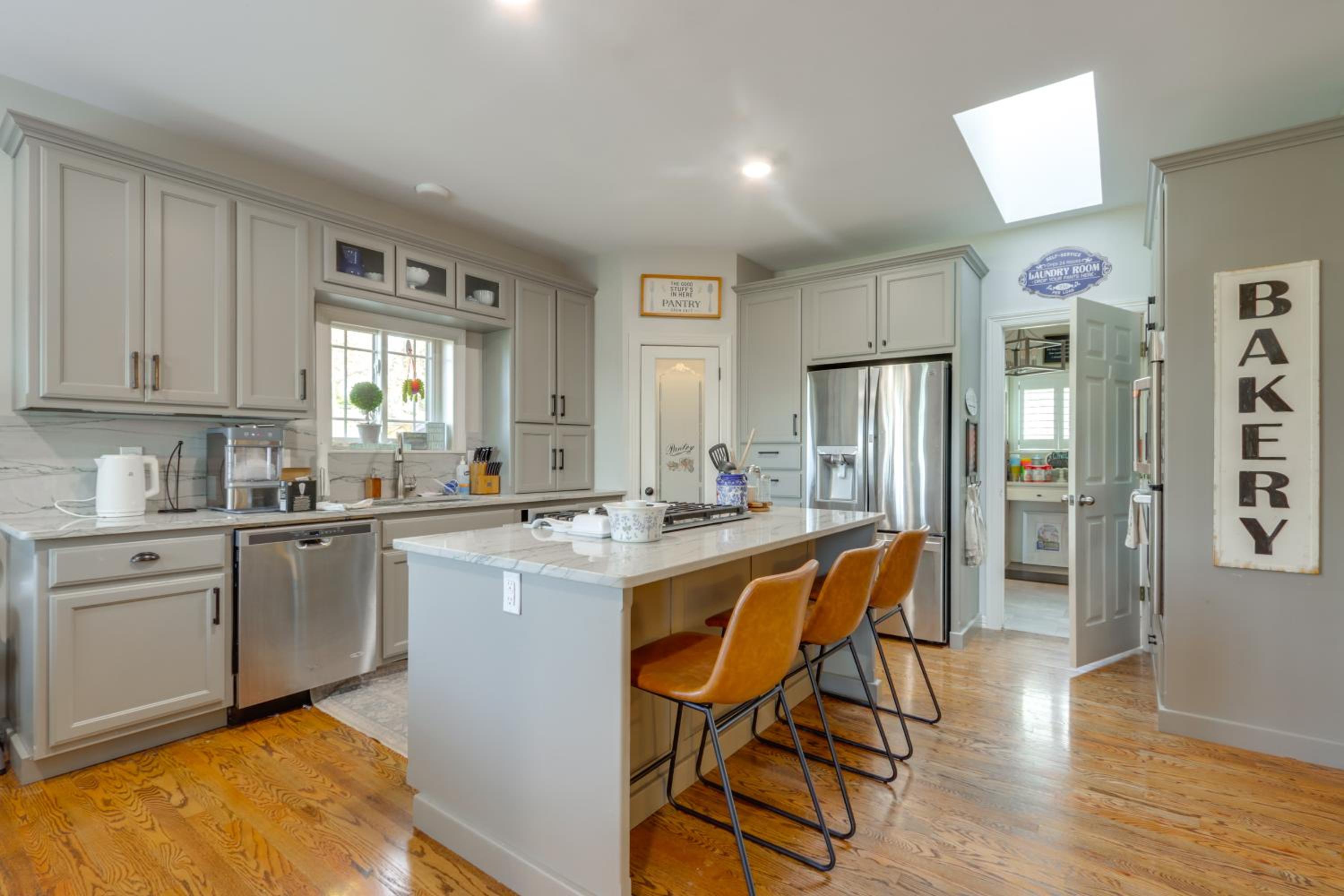 Surrounding Lake Views! Eureka Springs Home