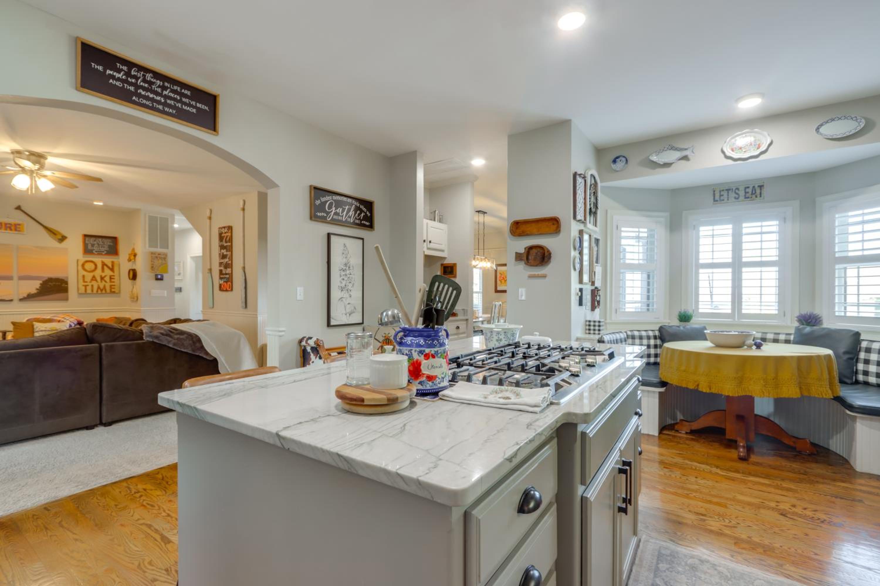 Surrounding Lake Views! Eureka Springs Home