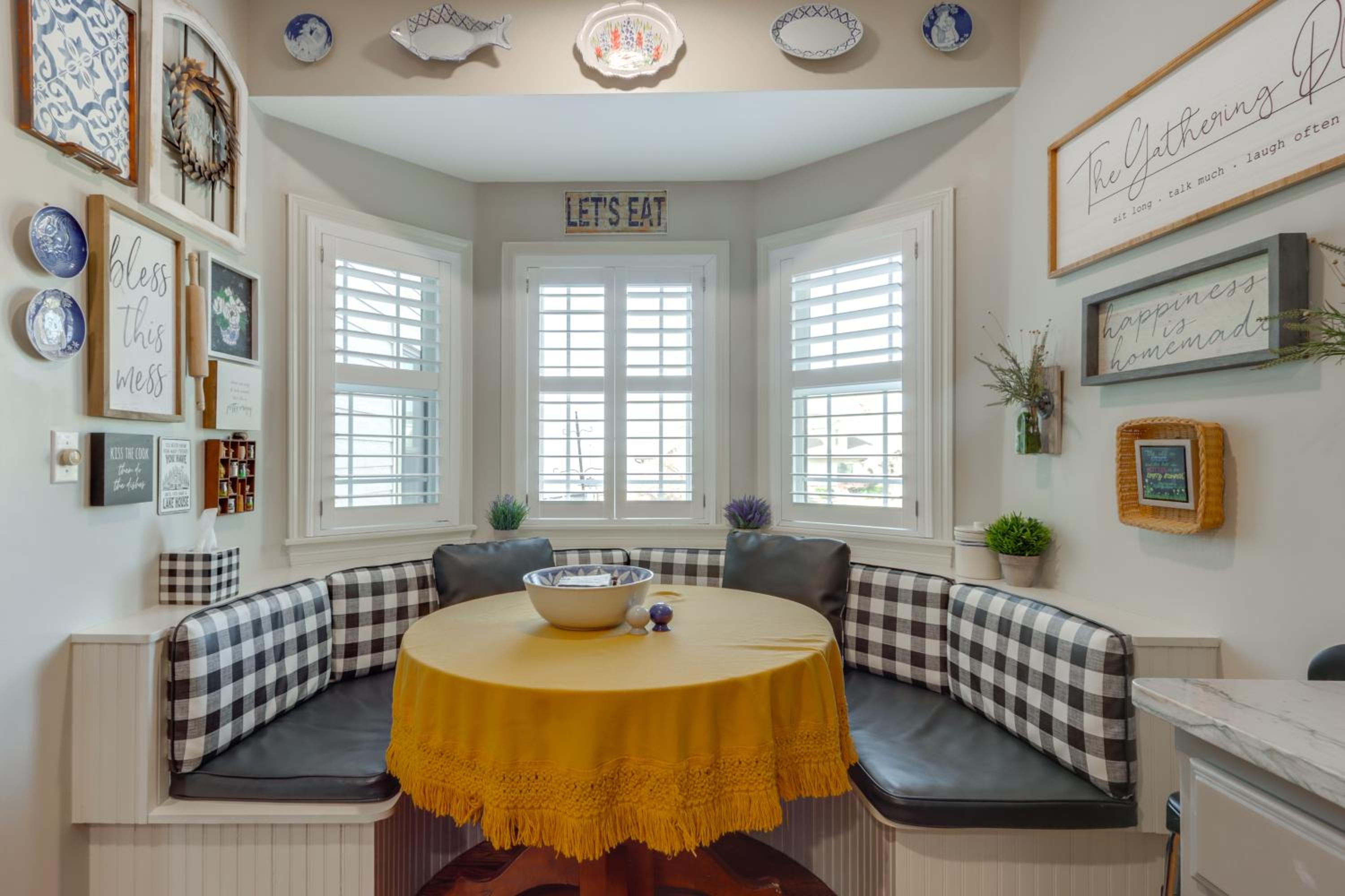 Surrounding Lake Views! Eureka Springs Home