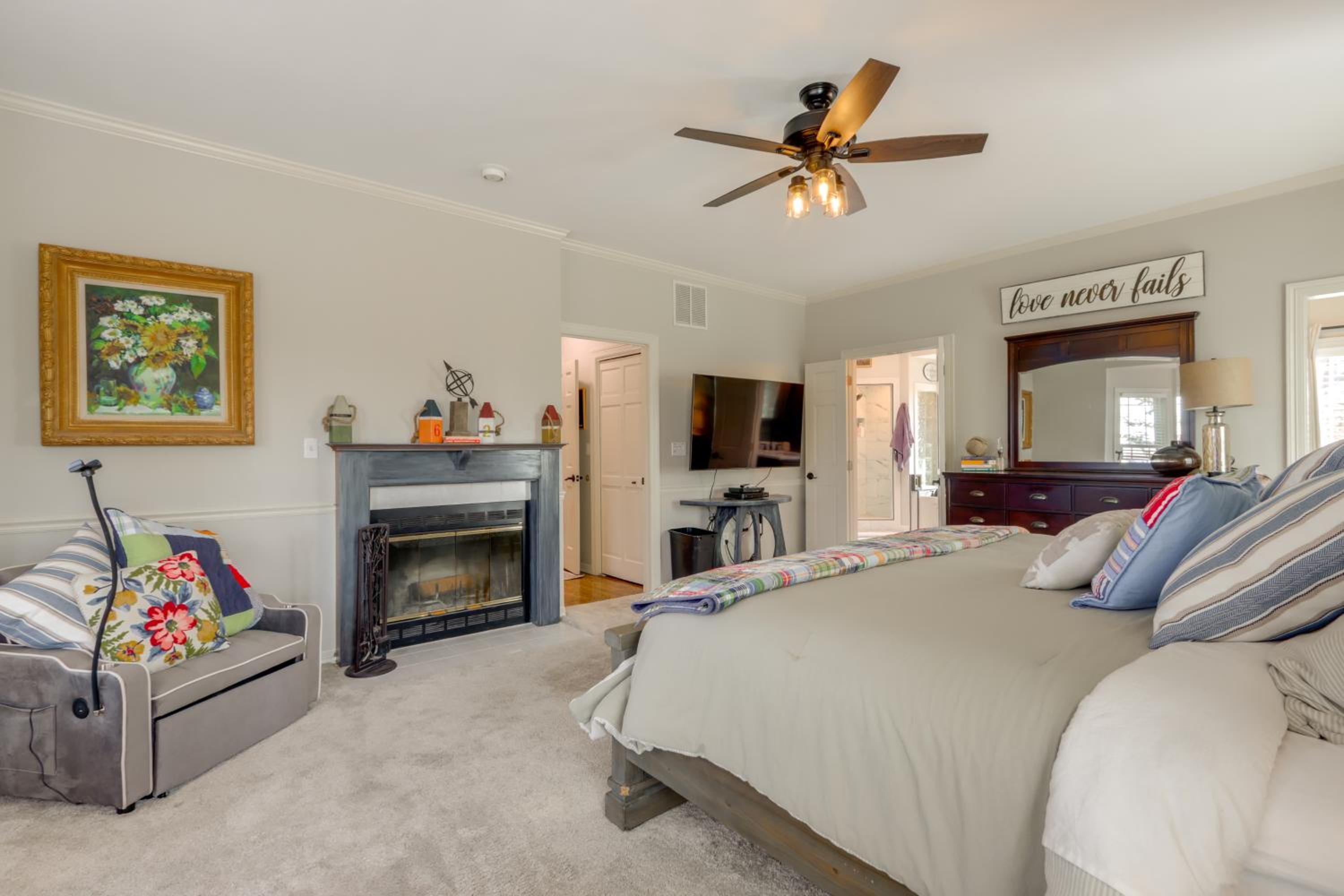 Surrounding Lake Views! Eureka Springs Home