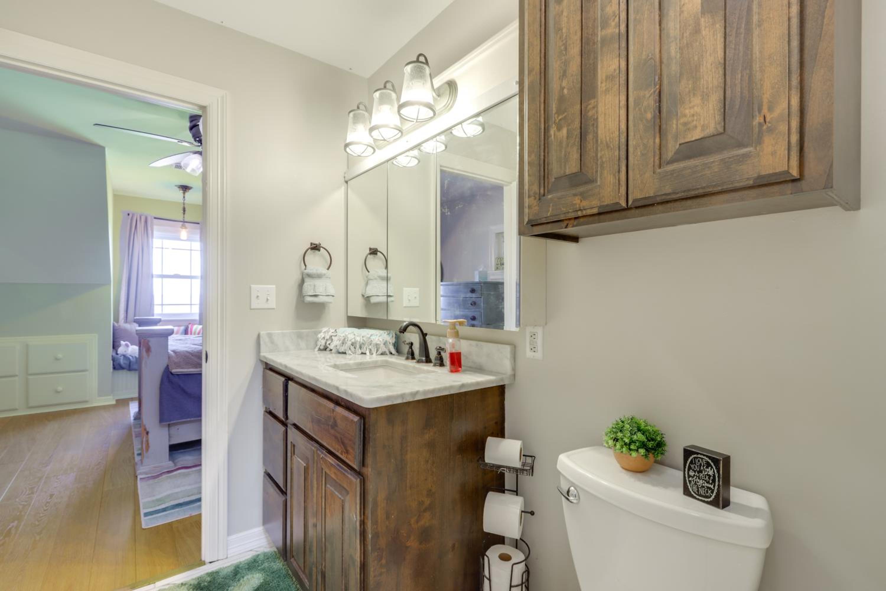 Surrounding Lake Views! Eureka Springs Home